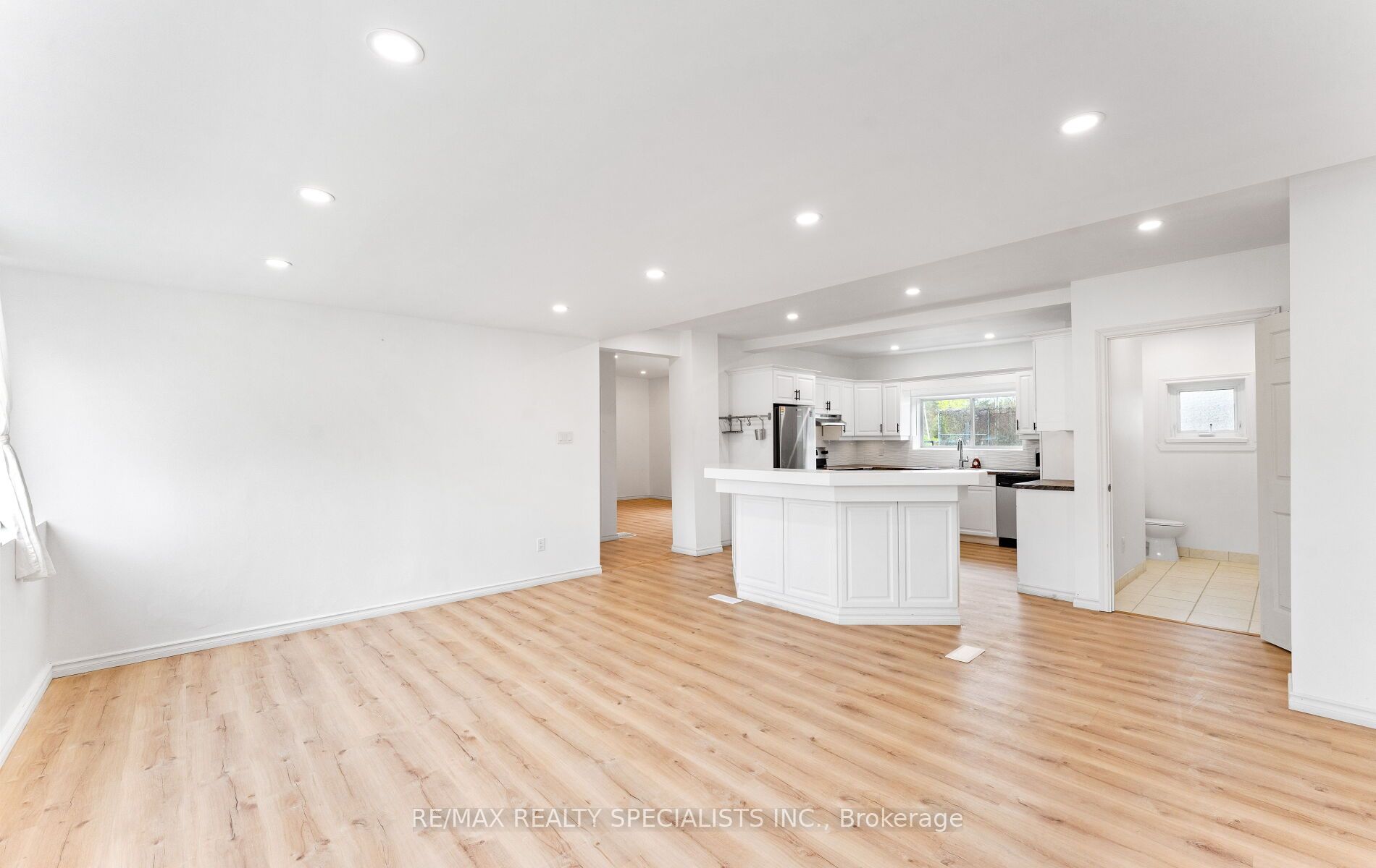 220 Queen St W Property Photo 9