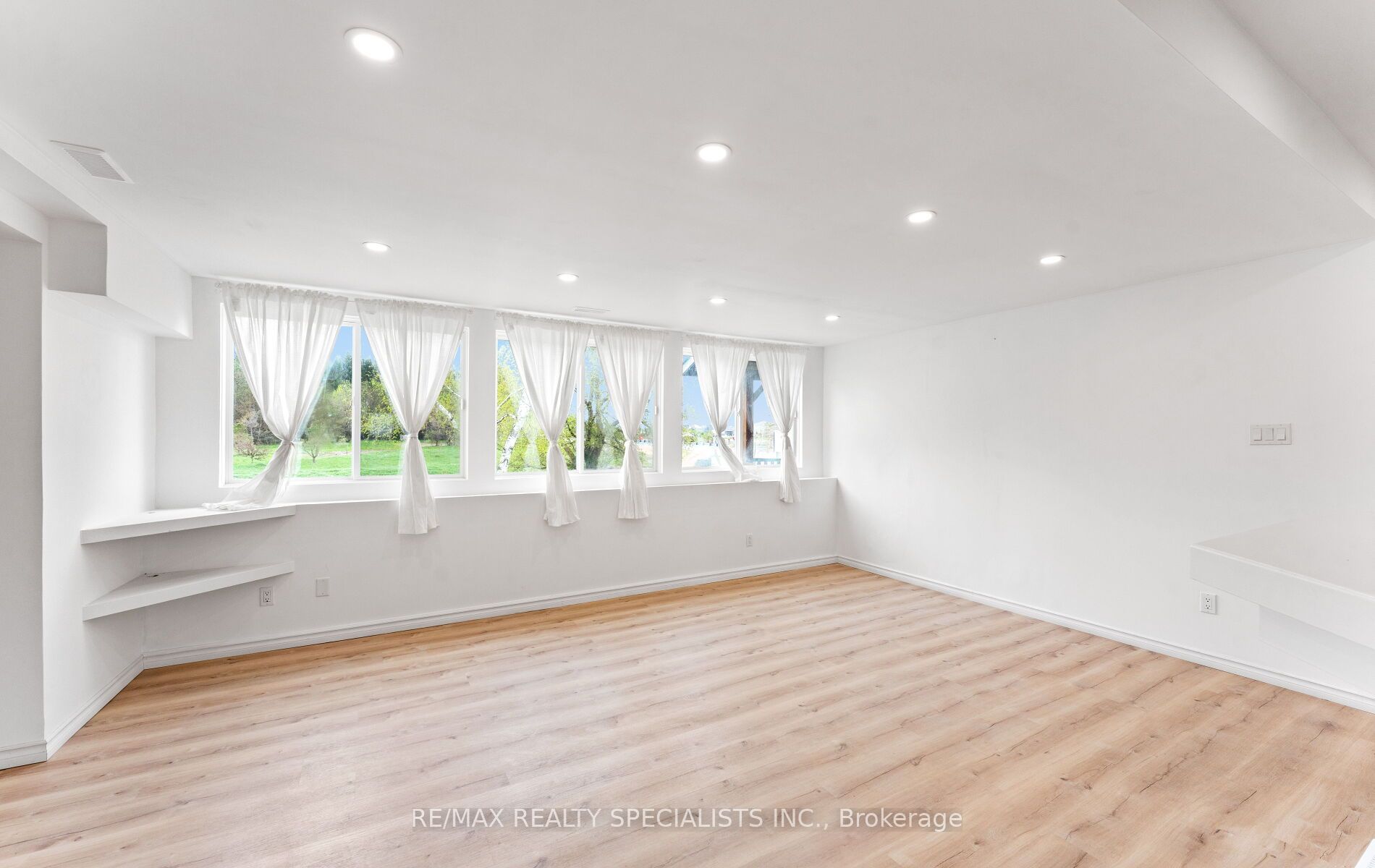 220 Queen St W Property Photo 10