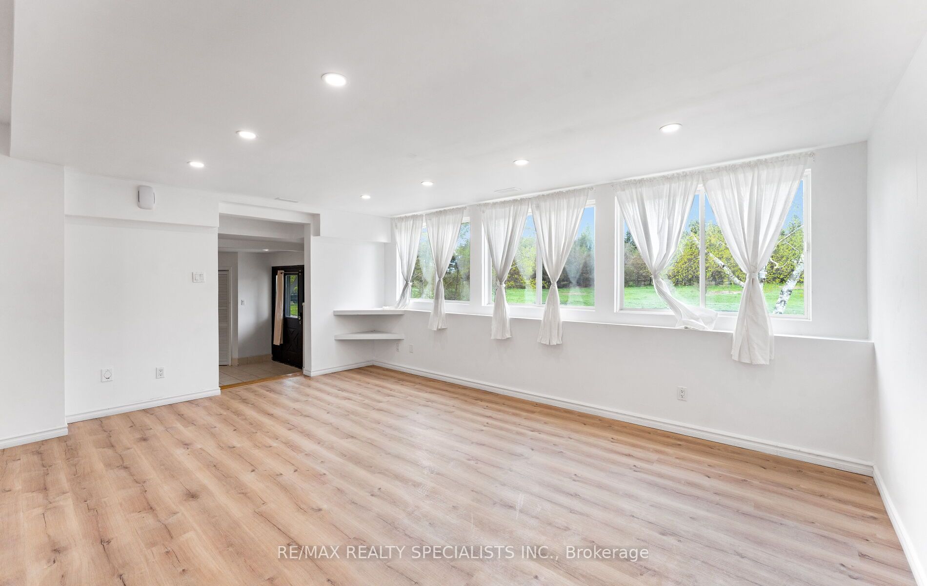 220 Queen St W Property Photo 11