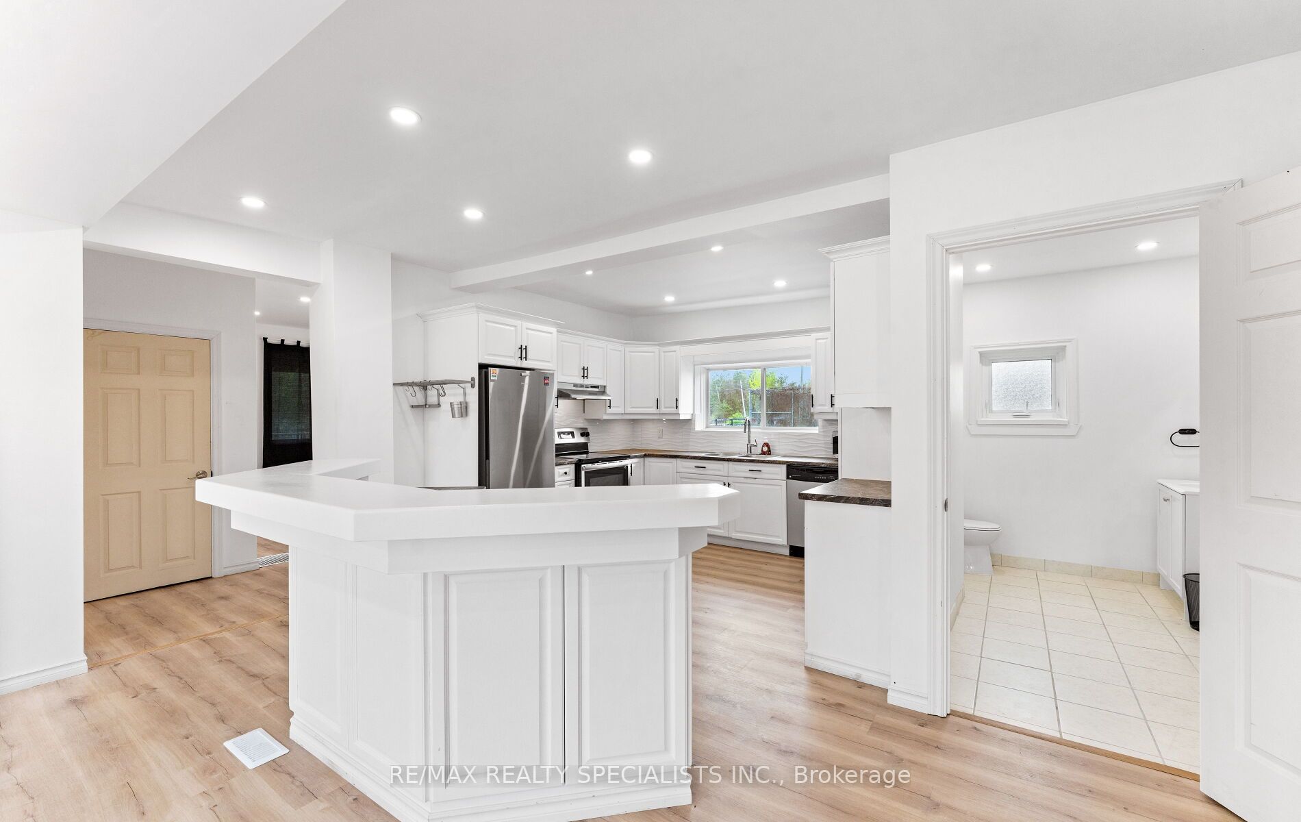 220 Queen St W Property Photo 12