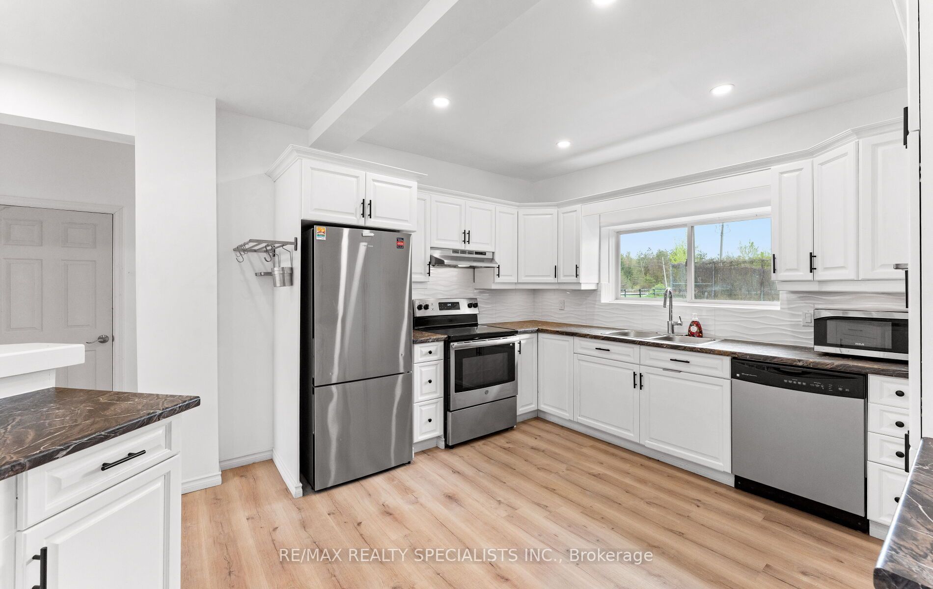 220 Queen St W Property Photo 13