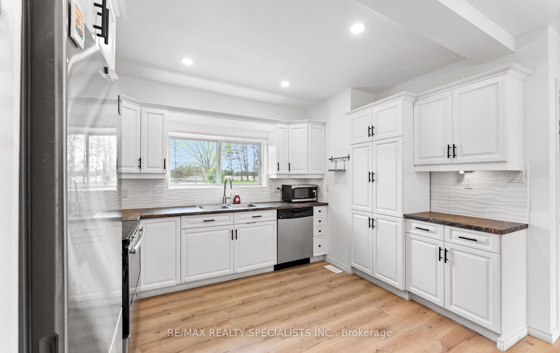 220 Queen St W Property Photo 14
