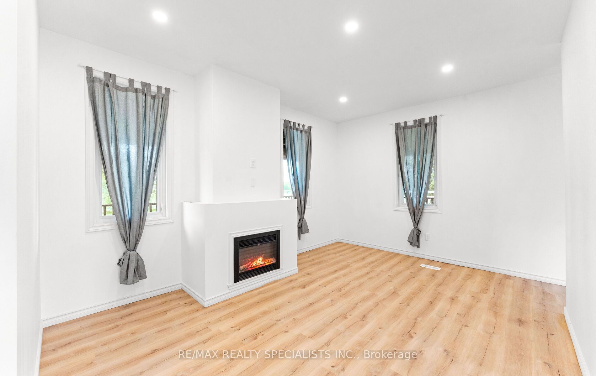 220 Queen St W Property Photo 15