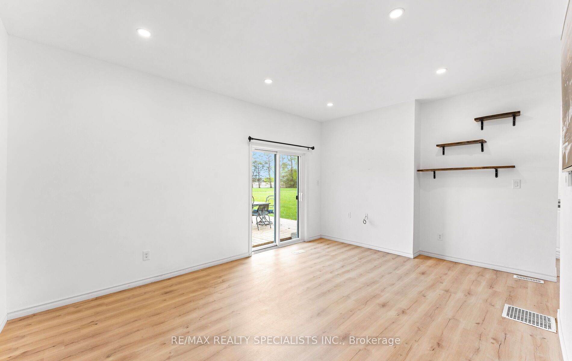220 Queen St W Property Photo 16