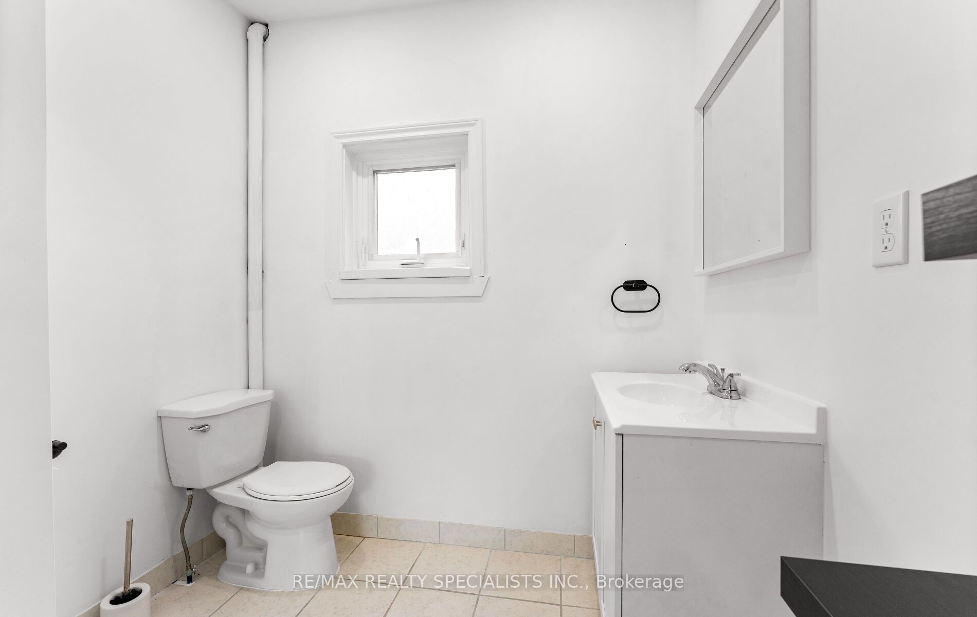 220 Queen St W Property Photo 17