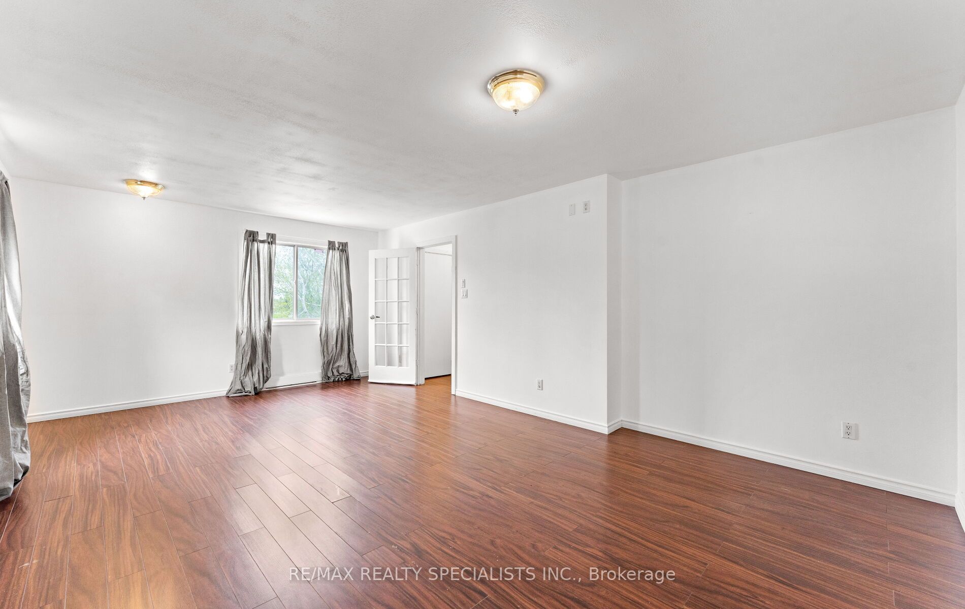 220 Queen St W Property Photo 18