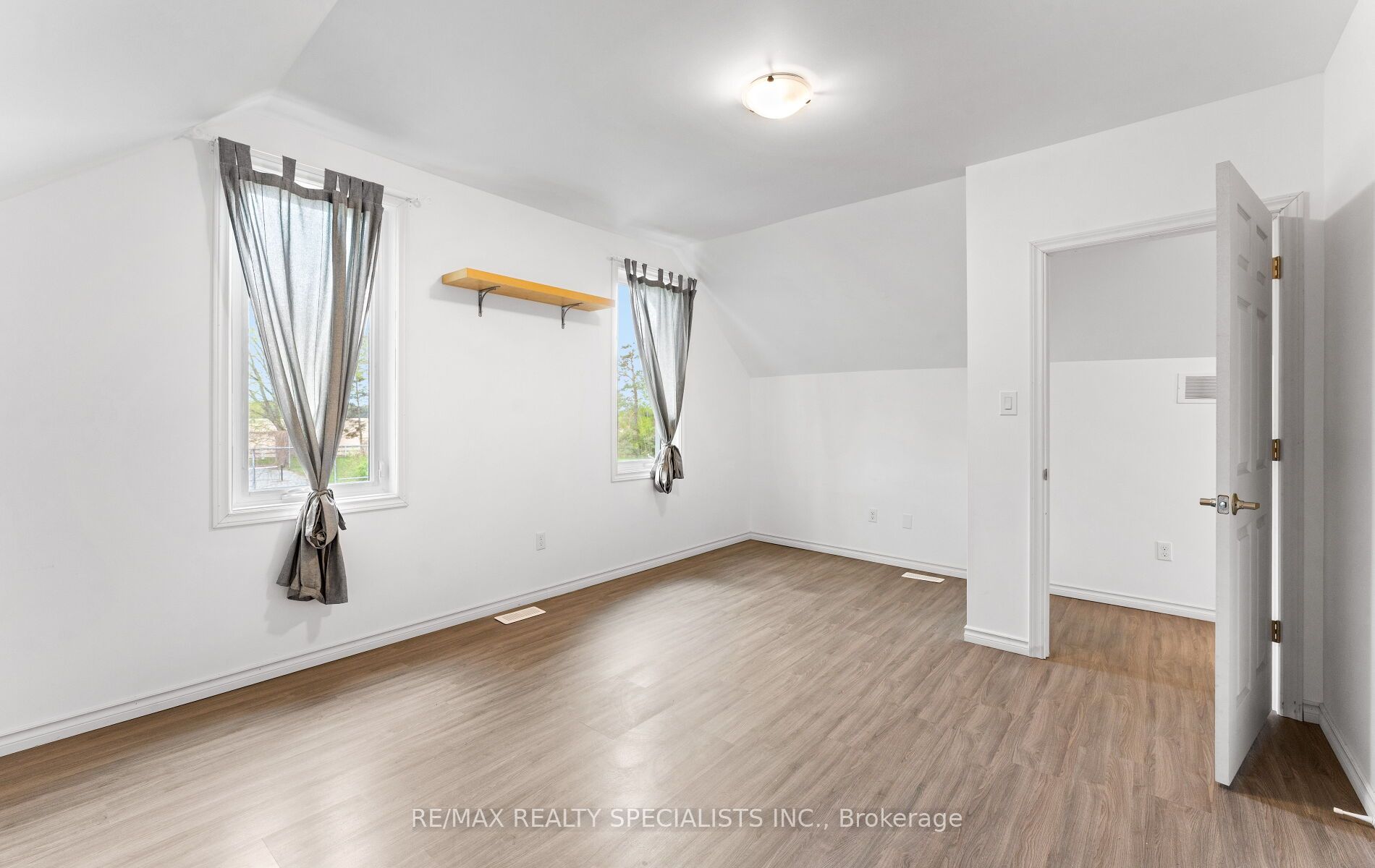 220 Queen St W Property Photo 23
