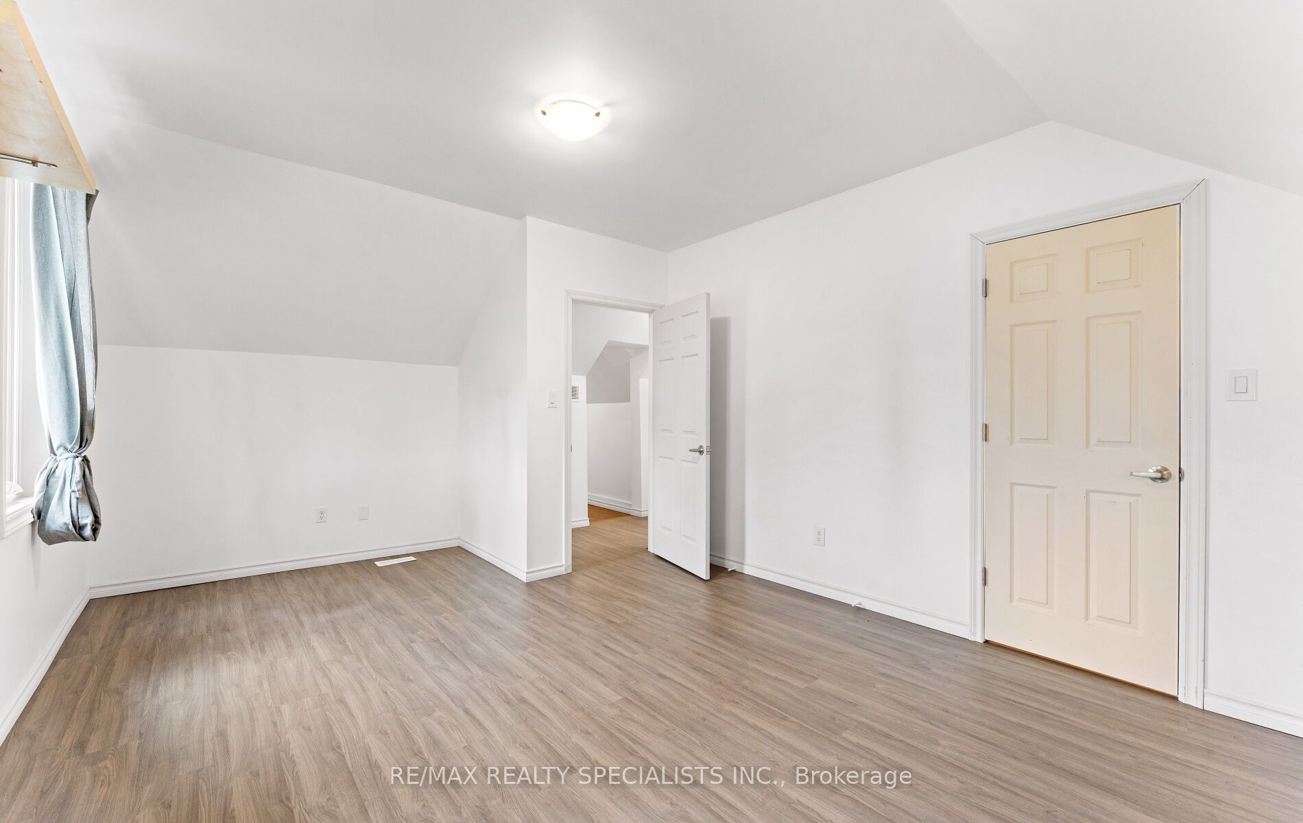 220 Queen St W Property Photo 24