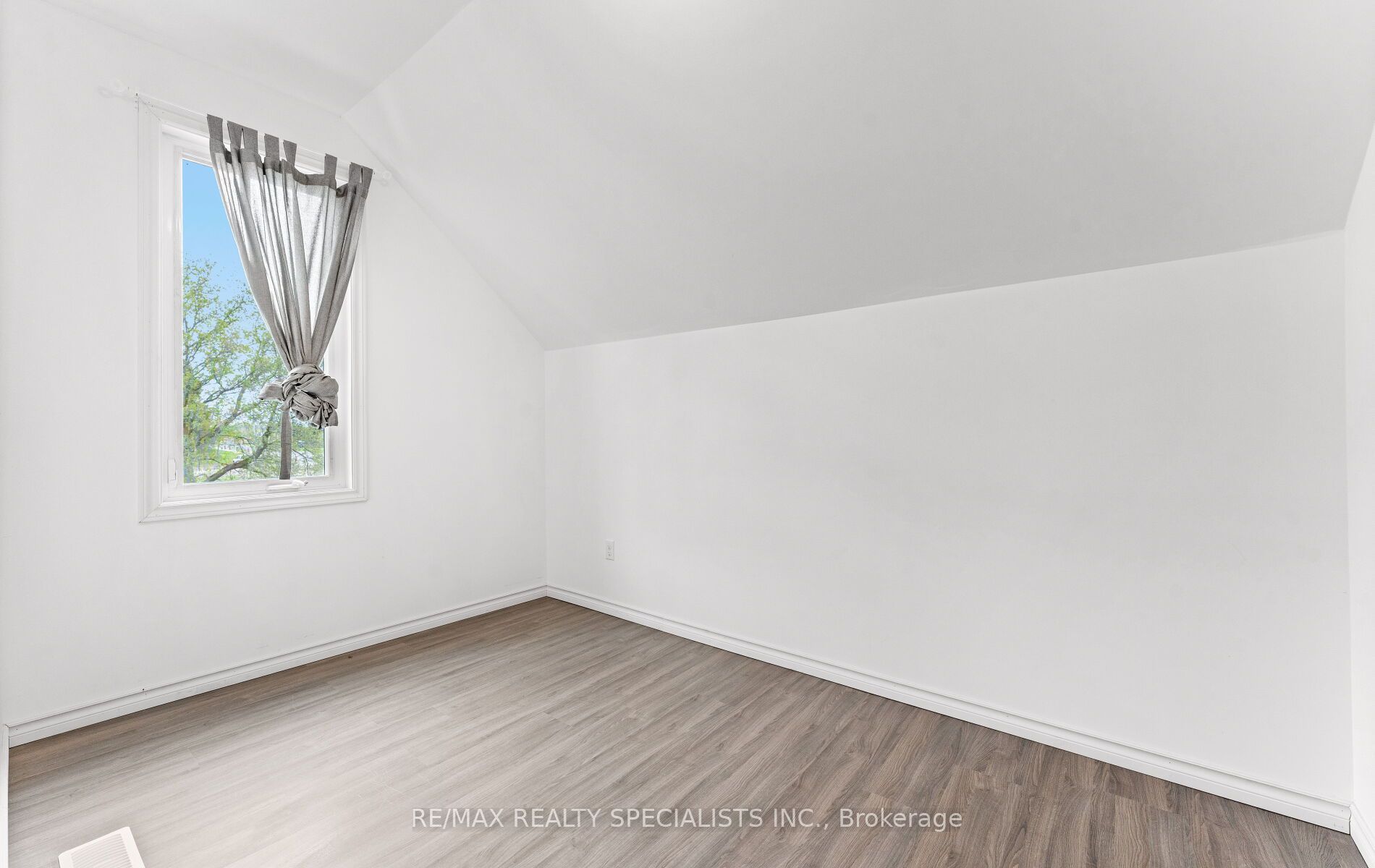 220 Queen St W Property Photo 25
