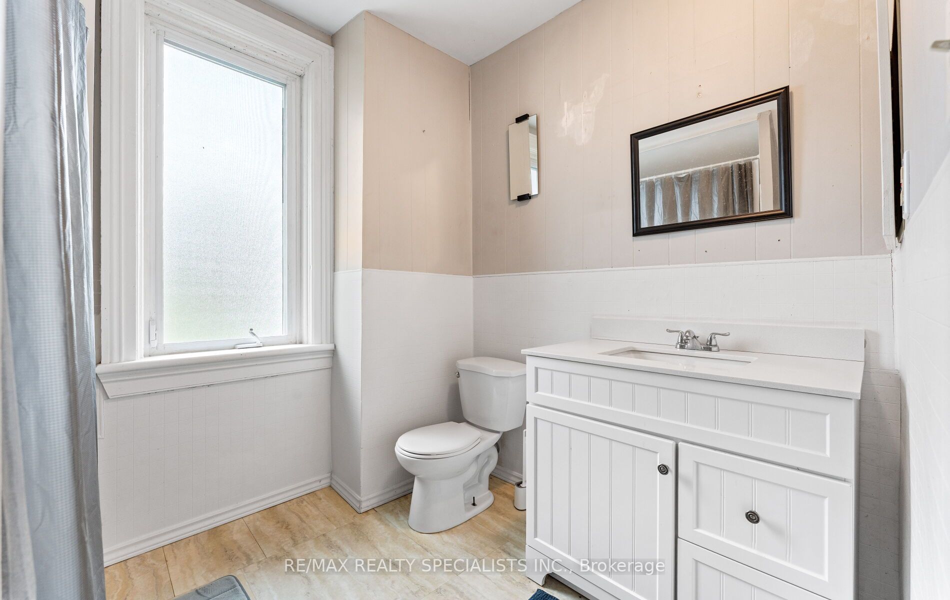220 Queen St W Property Photo 26