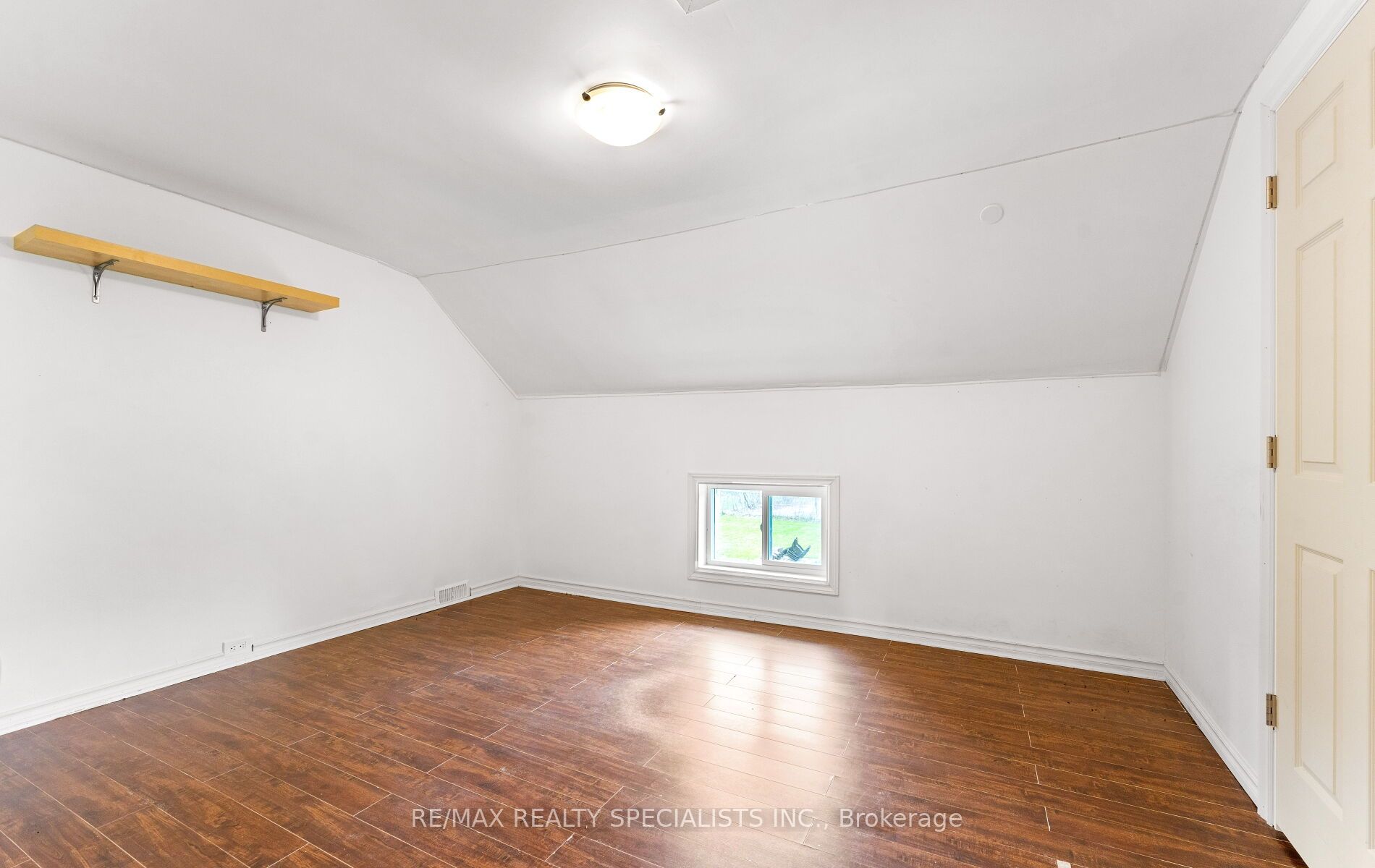 220 Queen St W Property Photo 27