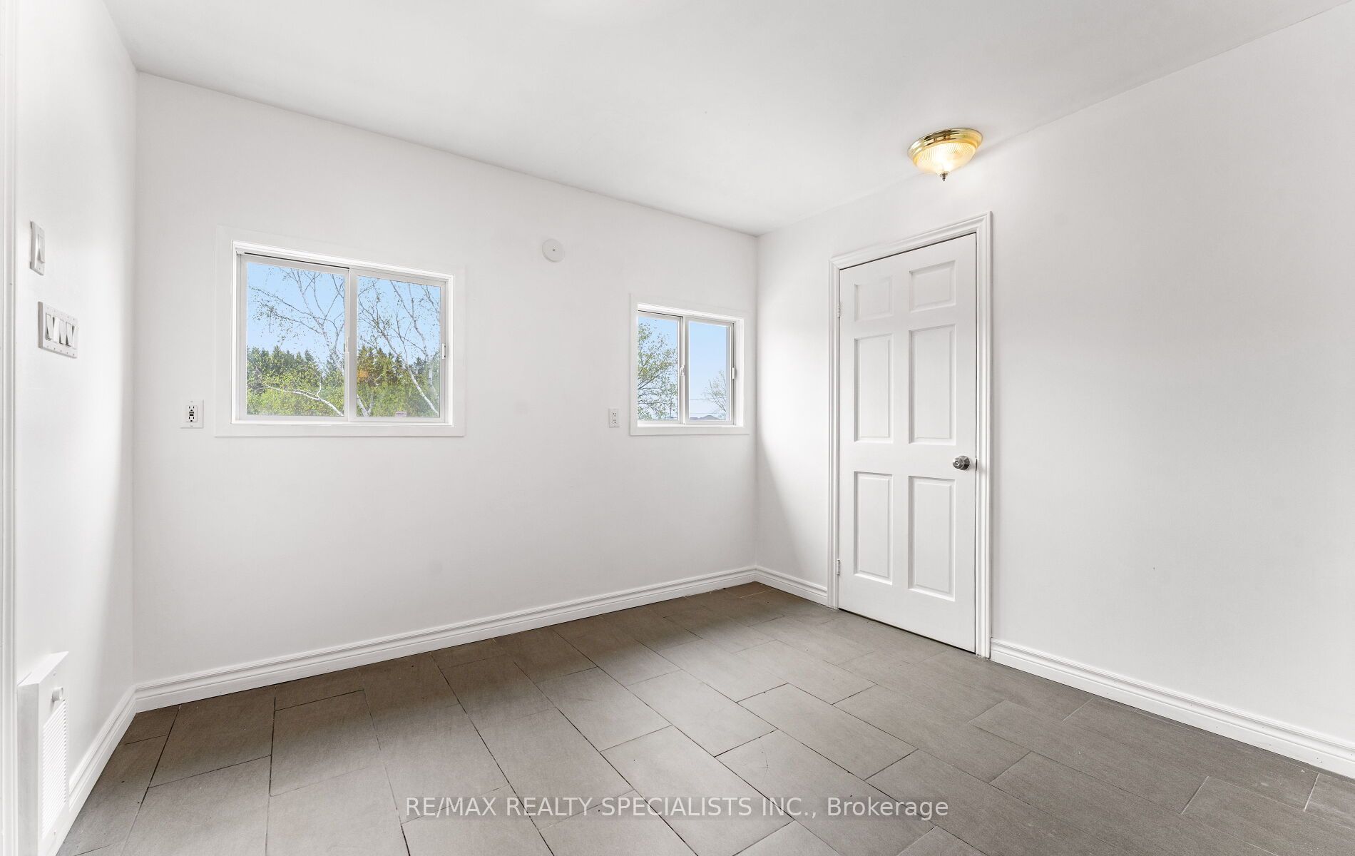220 Queen St W Property Photo 28