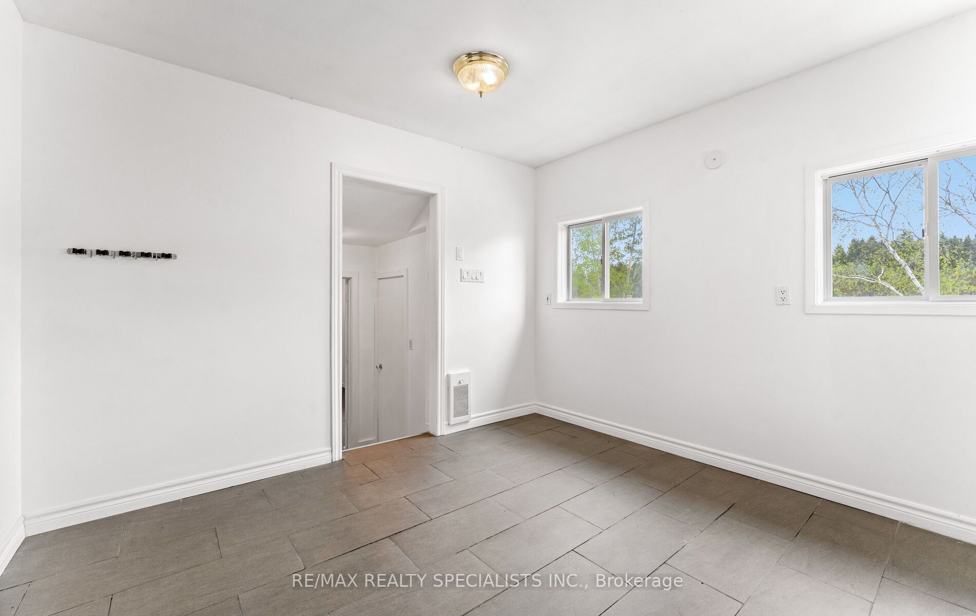 220 Queen St W Property Photo 29