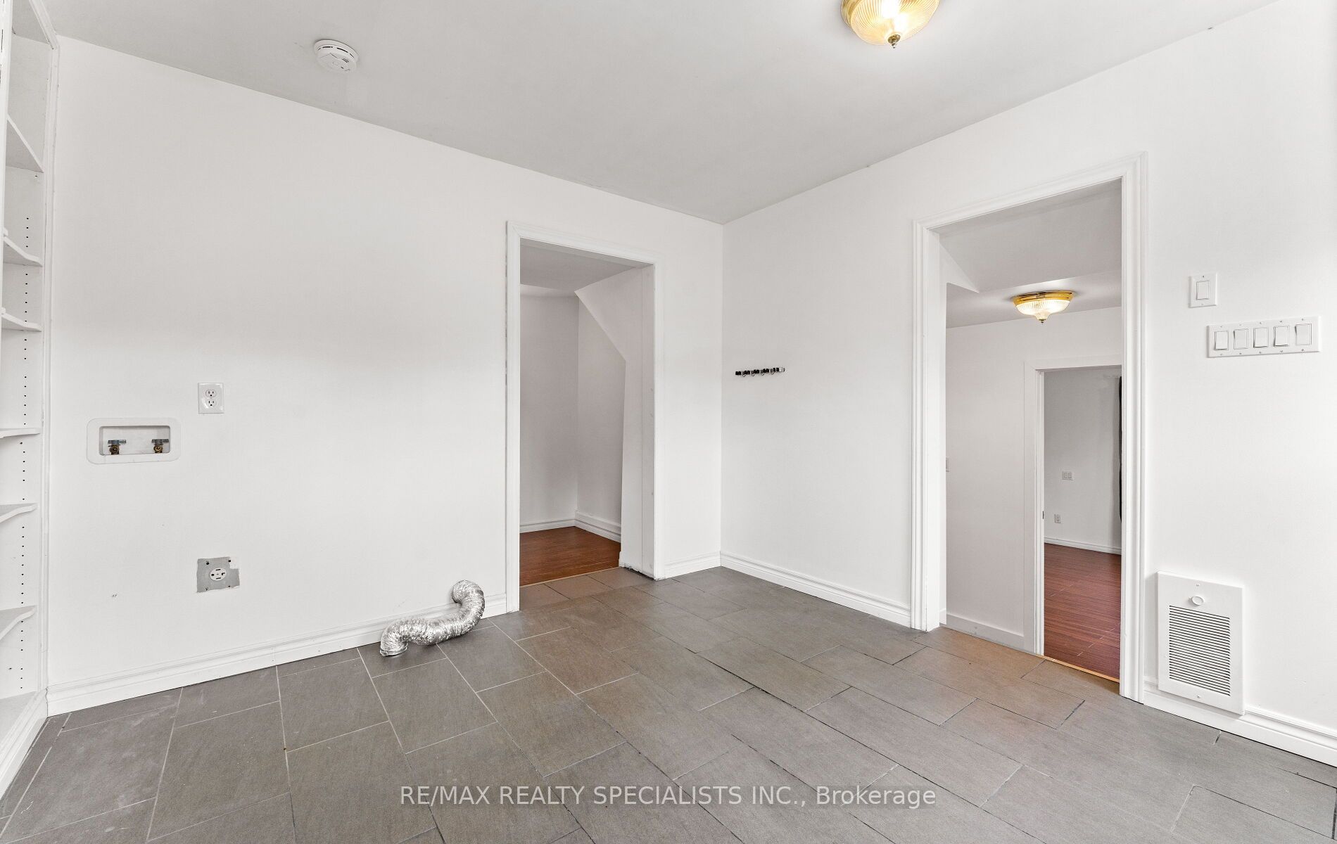 220 Queen St W Property Photo 30
