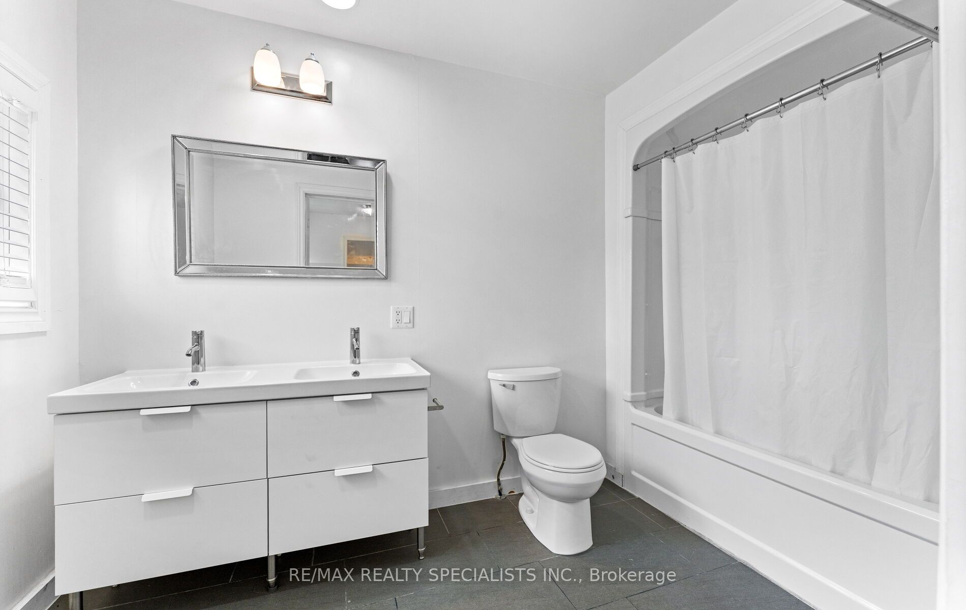 220 Queen St W Property Photo 31