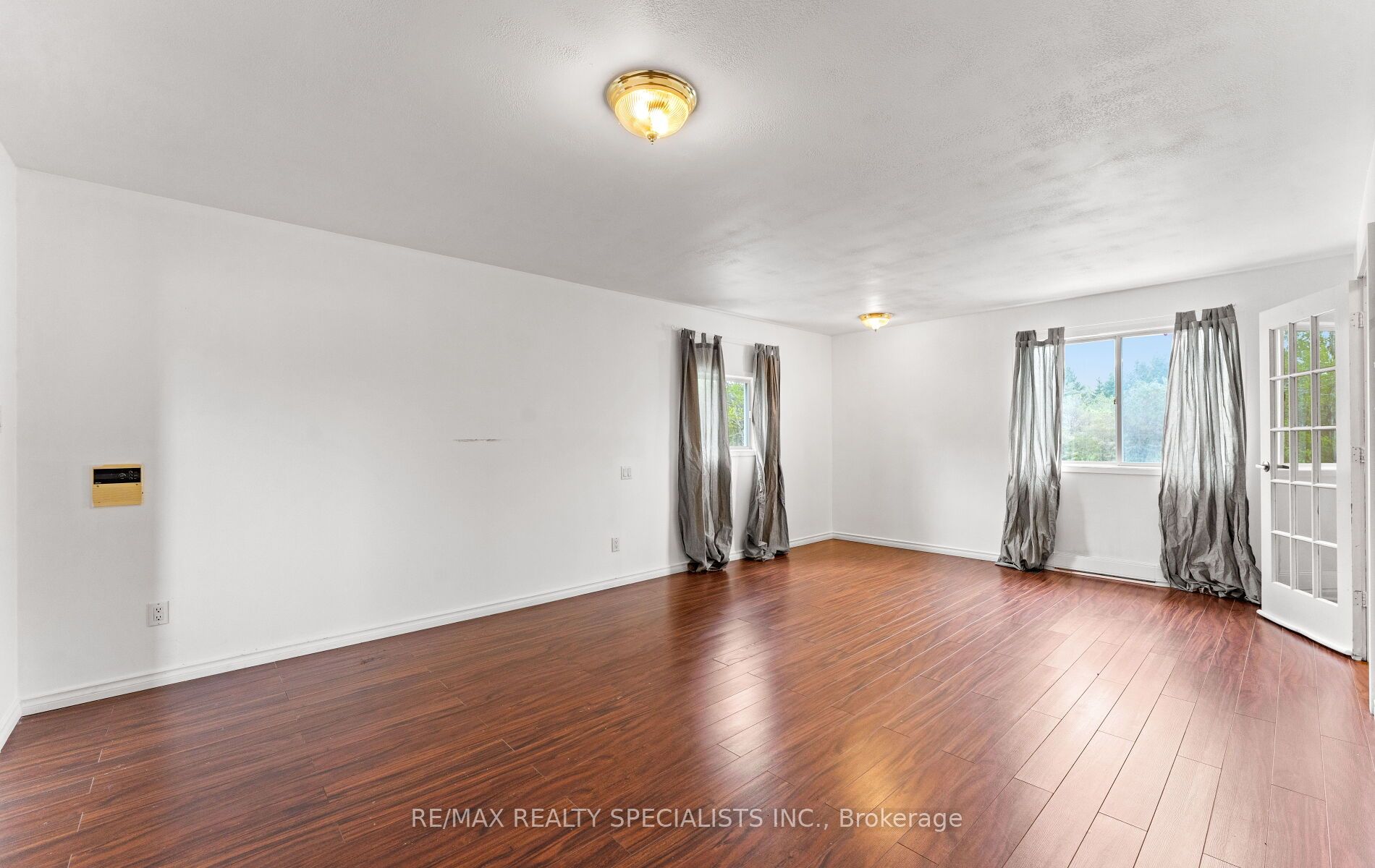 220 Queen St W Property Photo 32