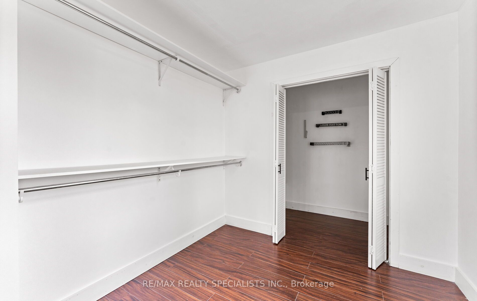 220 Queen St W Property Photo 33