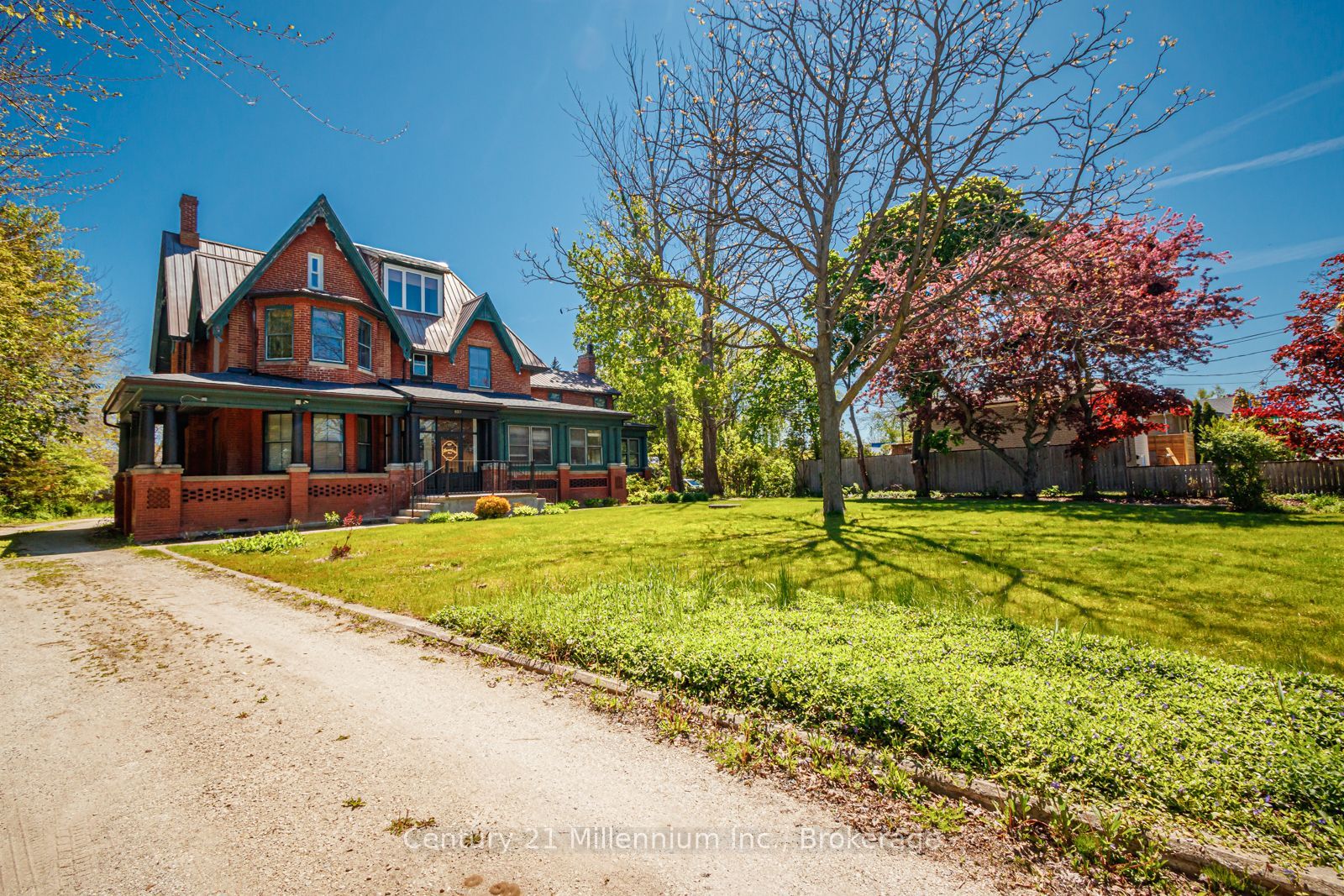637 Hurontario St Property Photo 3