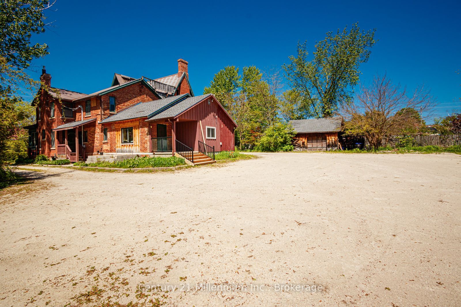 637 Hurontario St Property Photo 4