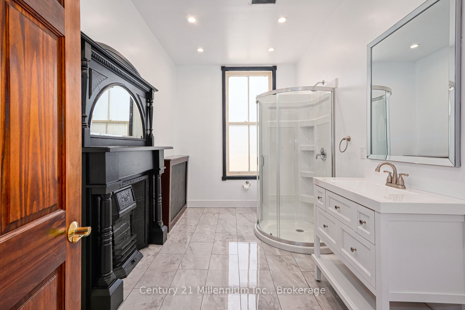 637 Hurontario St Property Photo 6