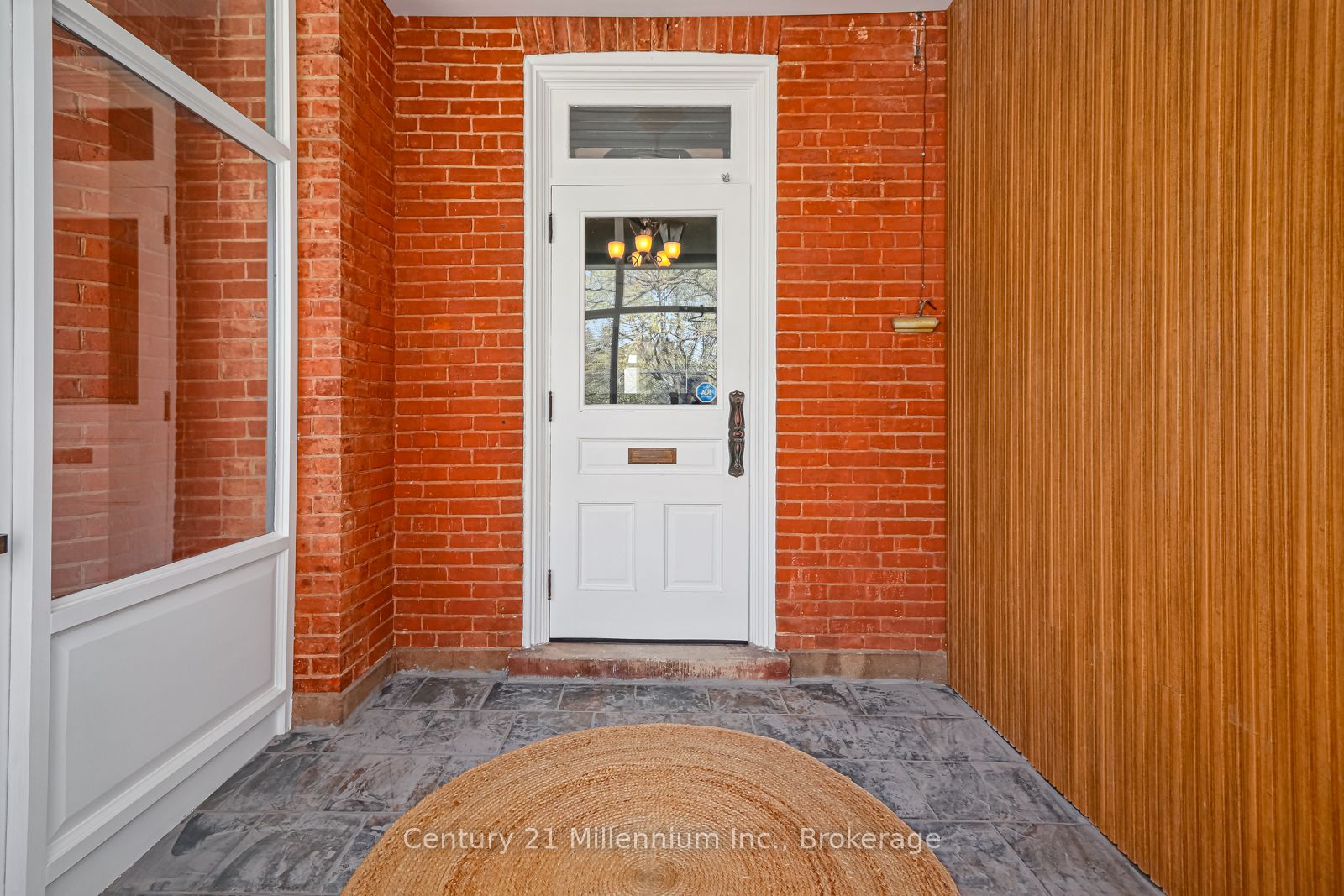 637 Hurontario St Property Photo 23