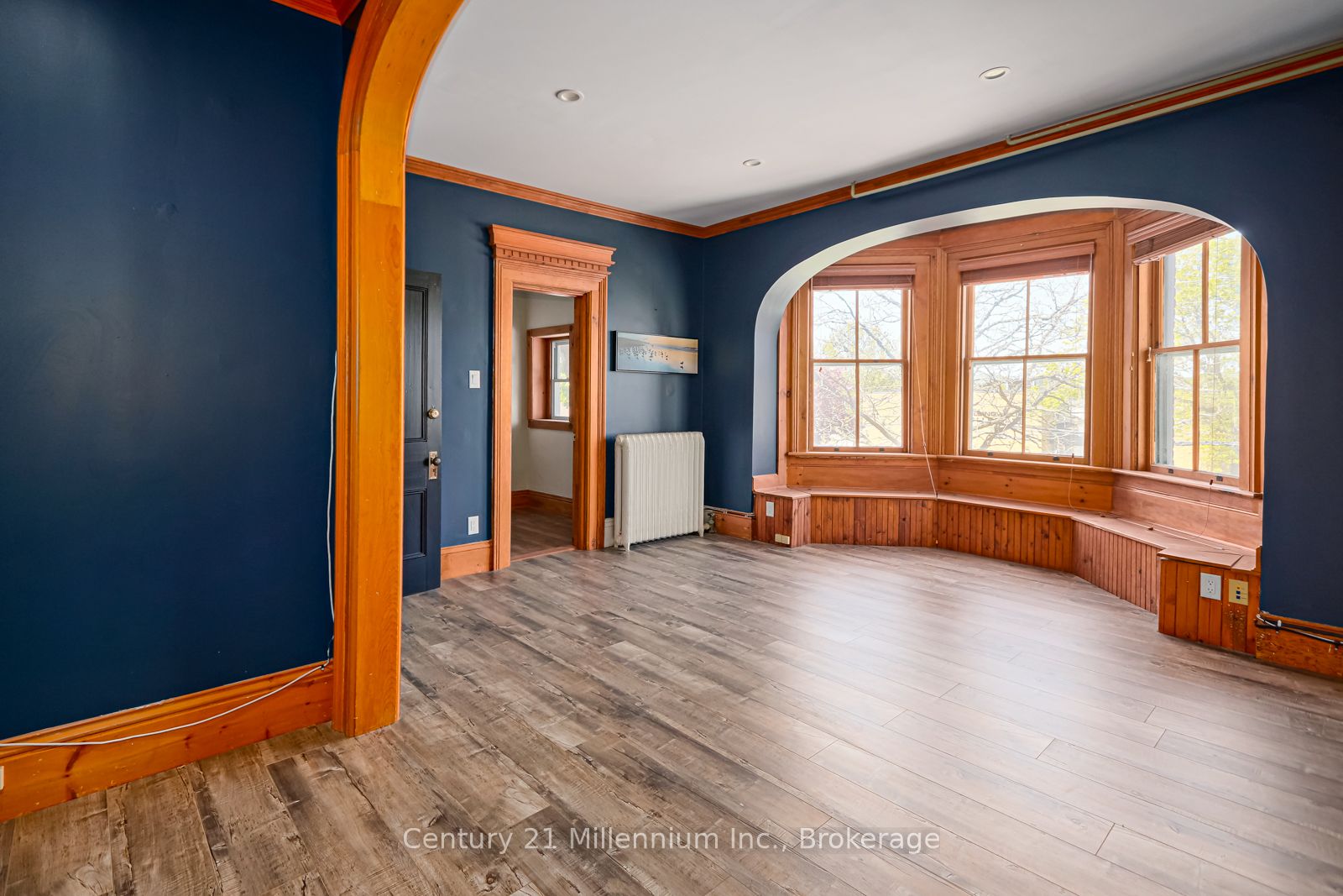 637 Hurontario St Property Photo 28