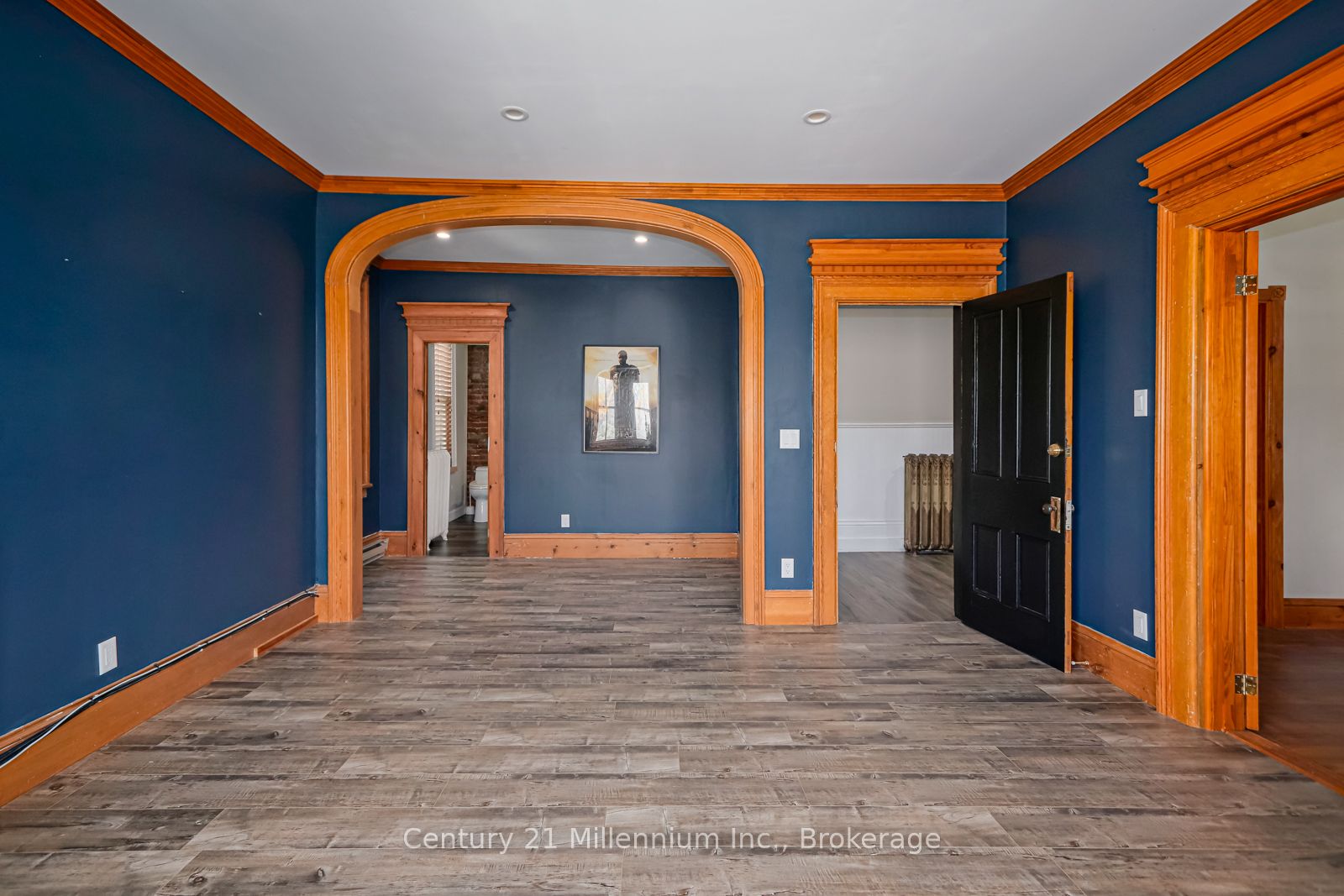 637 Hurontario St Property Photo 32