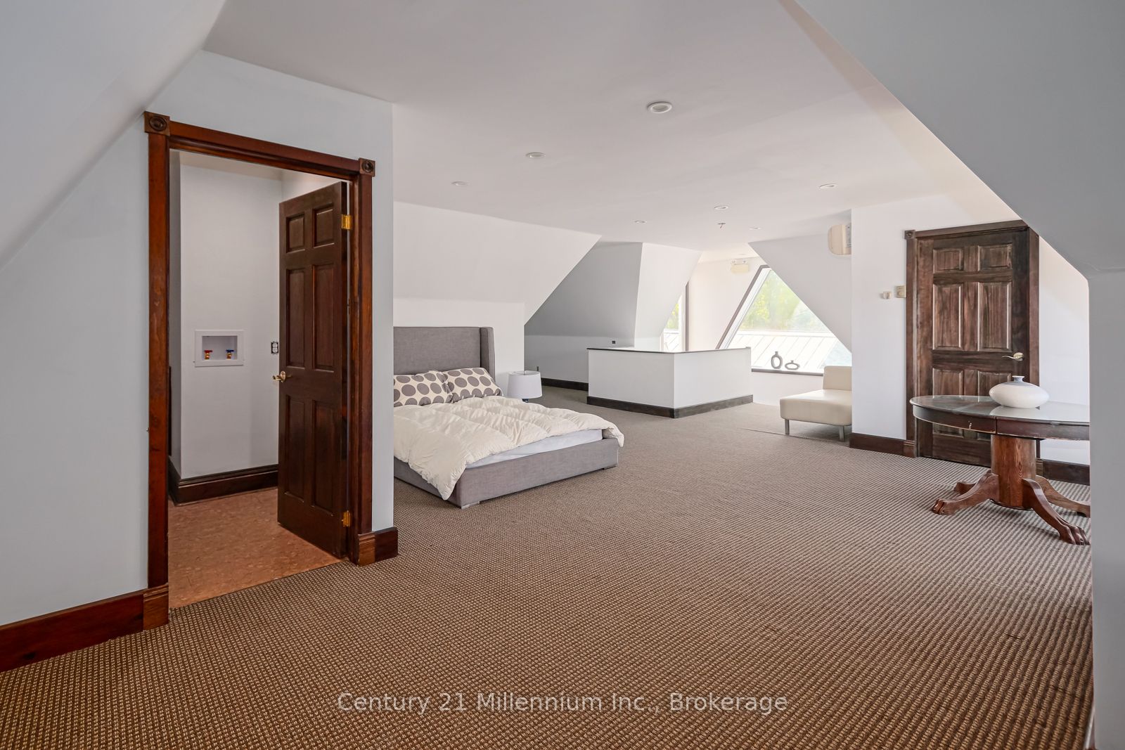 637 Hurontario St Property Photo 42