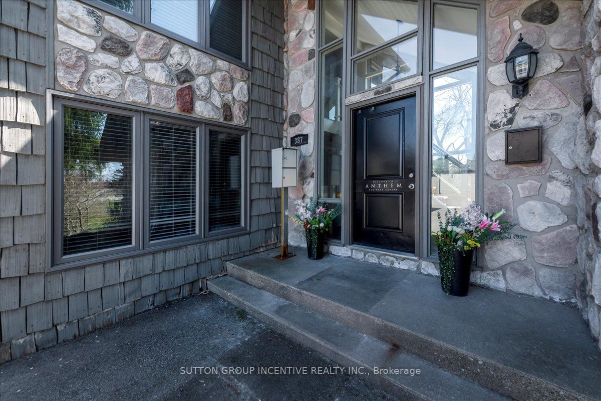 386 Mapleview Dr E Property Photo 2