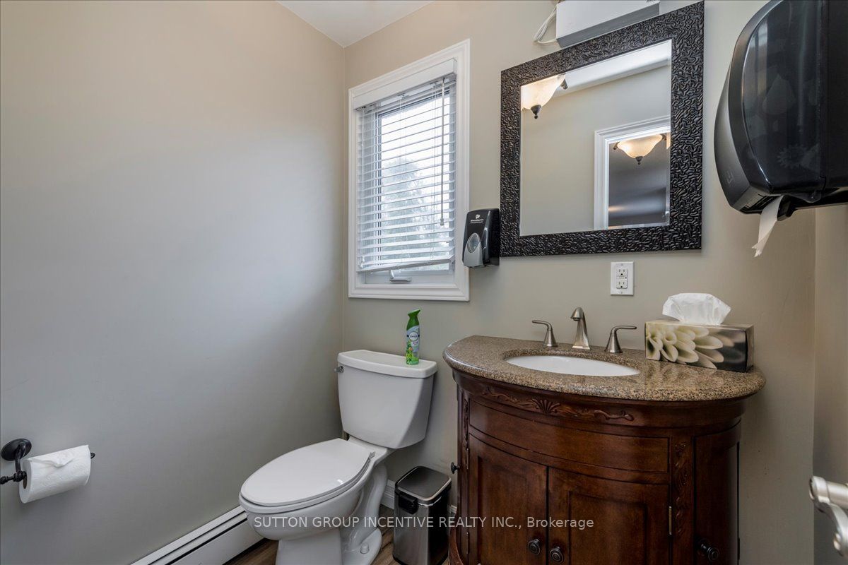 386 Mapleview Dr E Property Photo 8