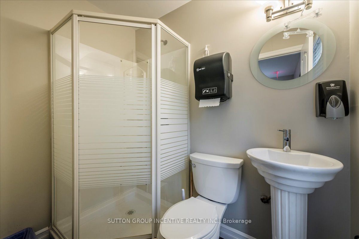386 Mapleview Dr E Property Photo 21