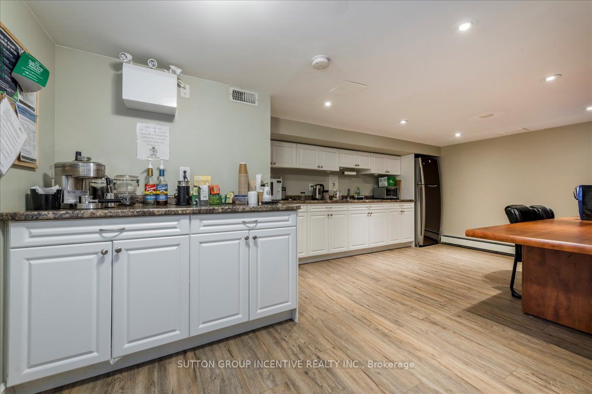 386 Mapleview Dr E Property Photo 22