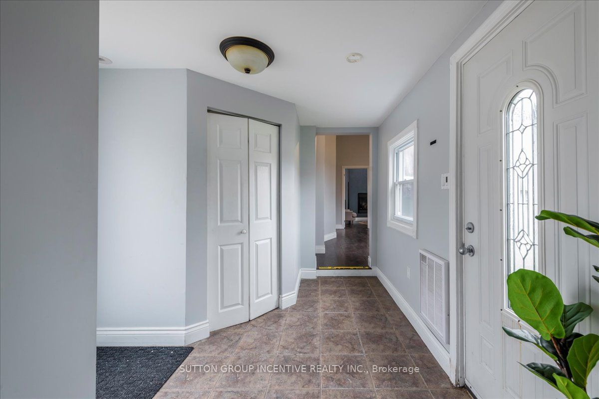 386 Mapleview Dr E Property Photo 43