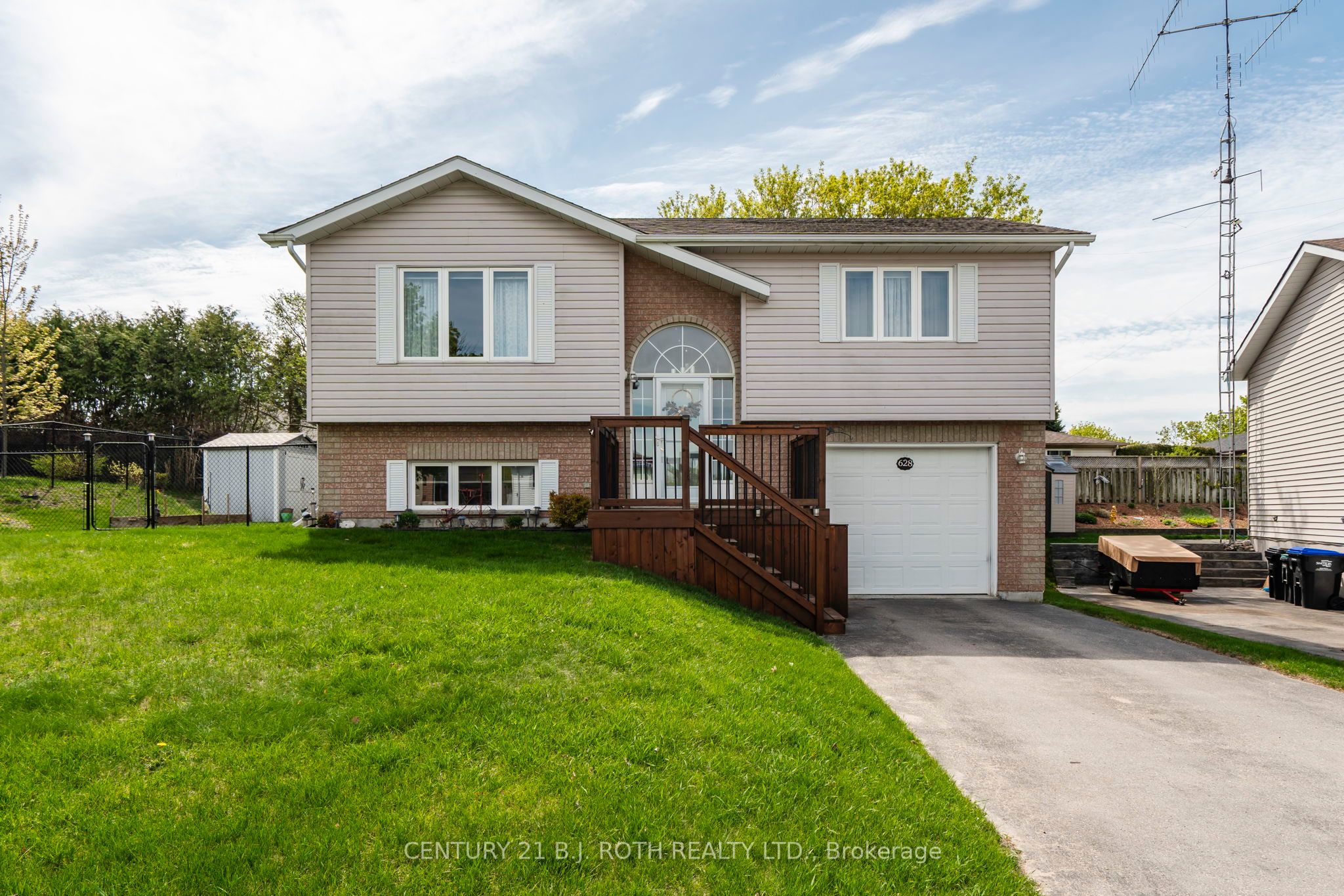 628 Wayne Crescent Property Photo 1