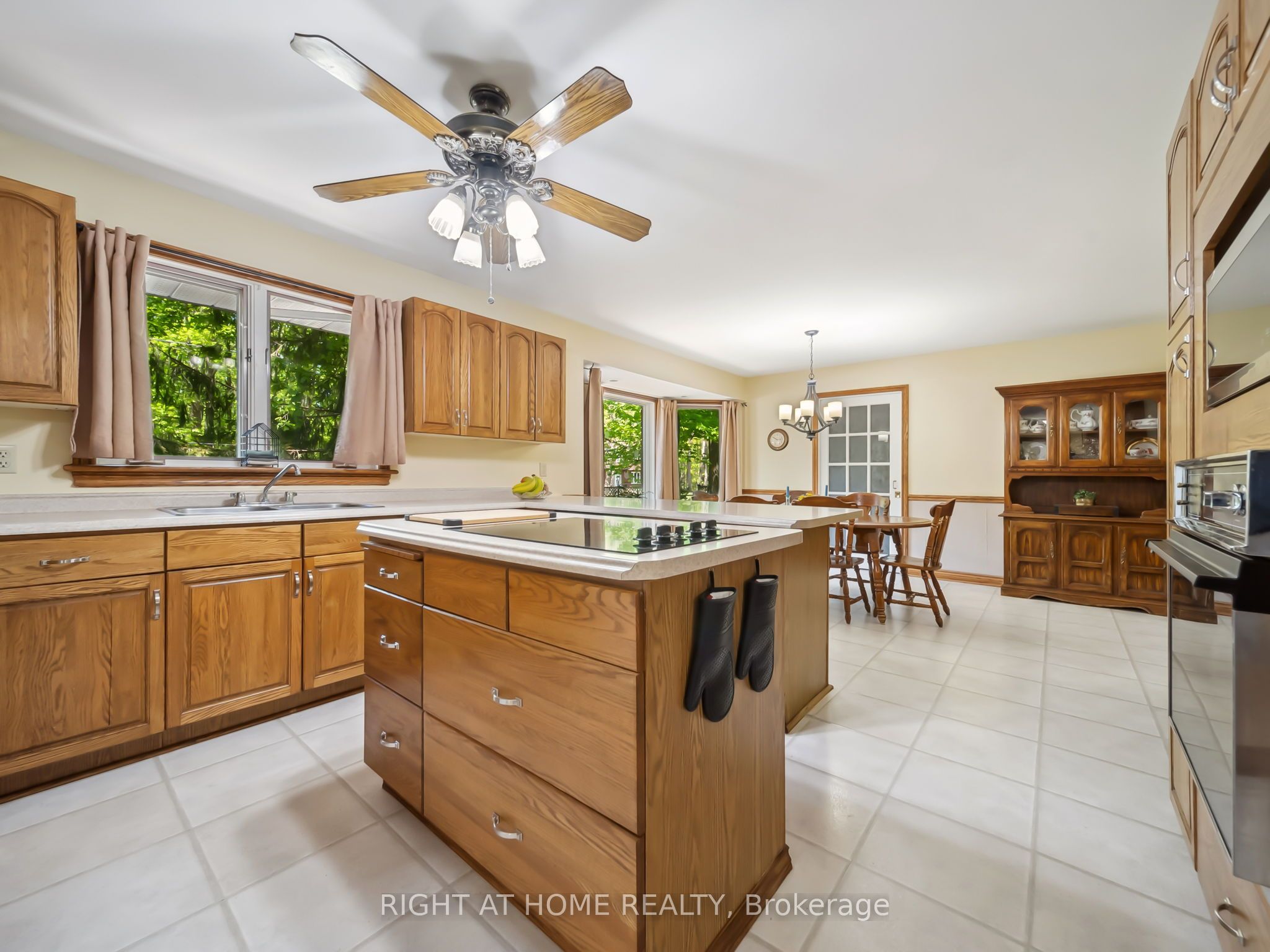 1857 Kensington Place Property Photo 4