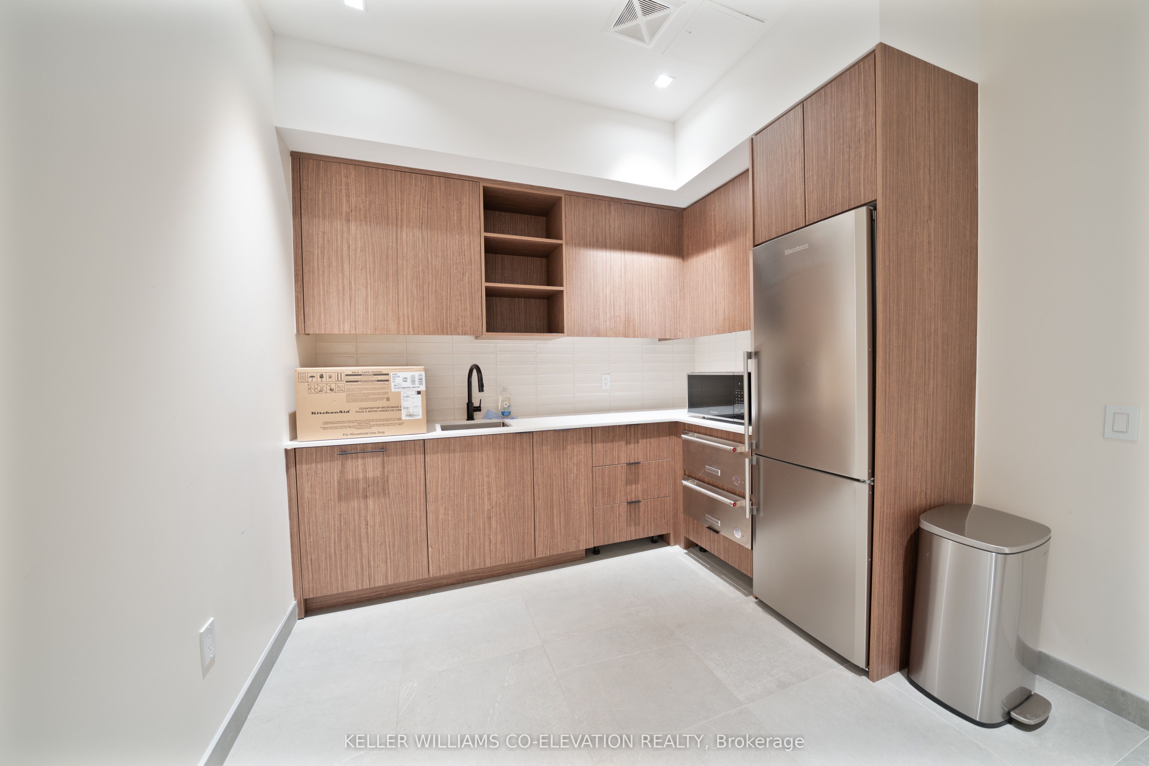 185 Dunlop Street E 414 Property Photo 2
