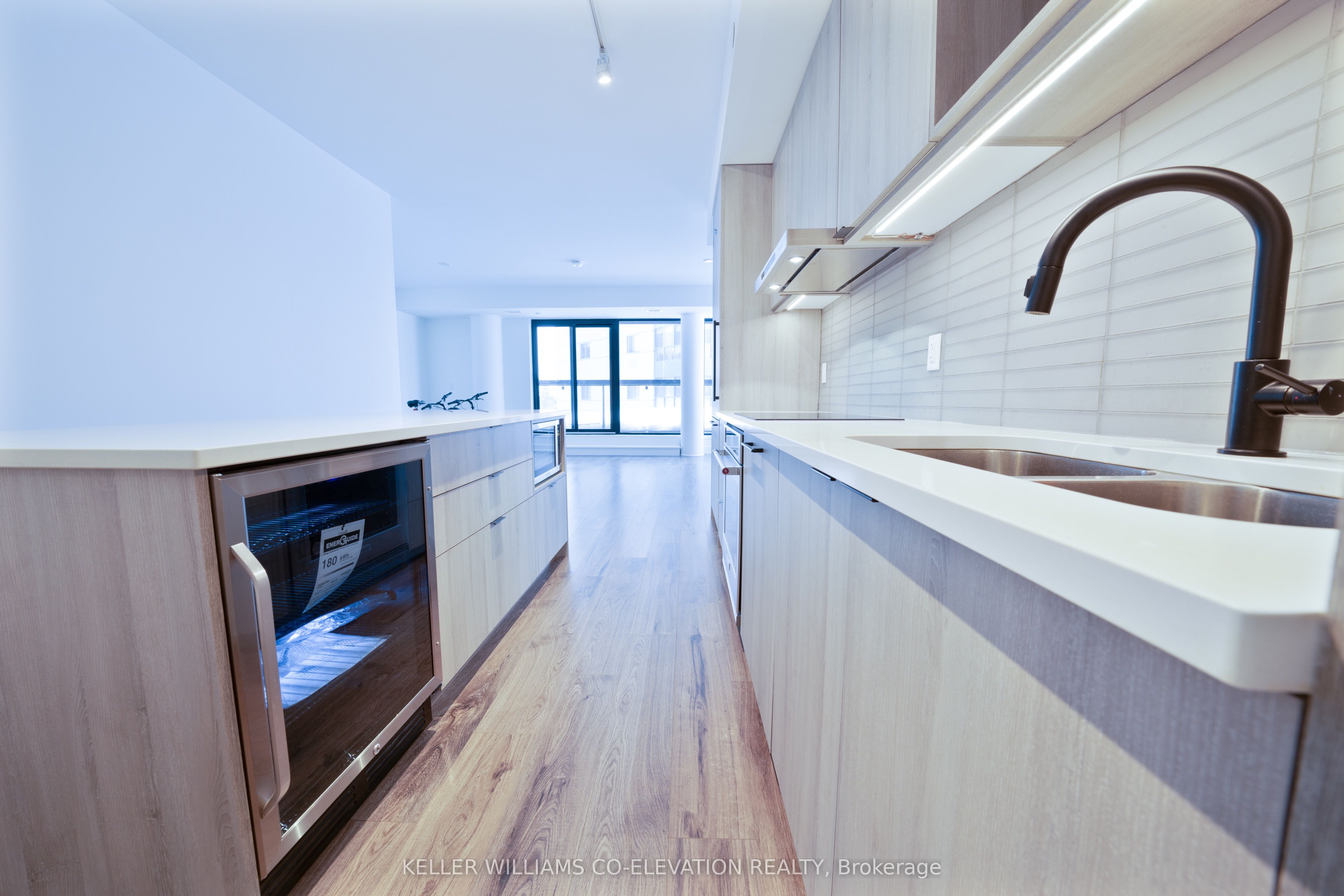 185 Dunlop Street E 414 Property Photo 4