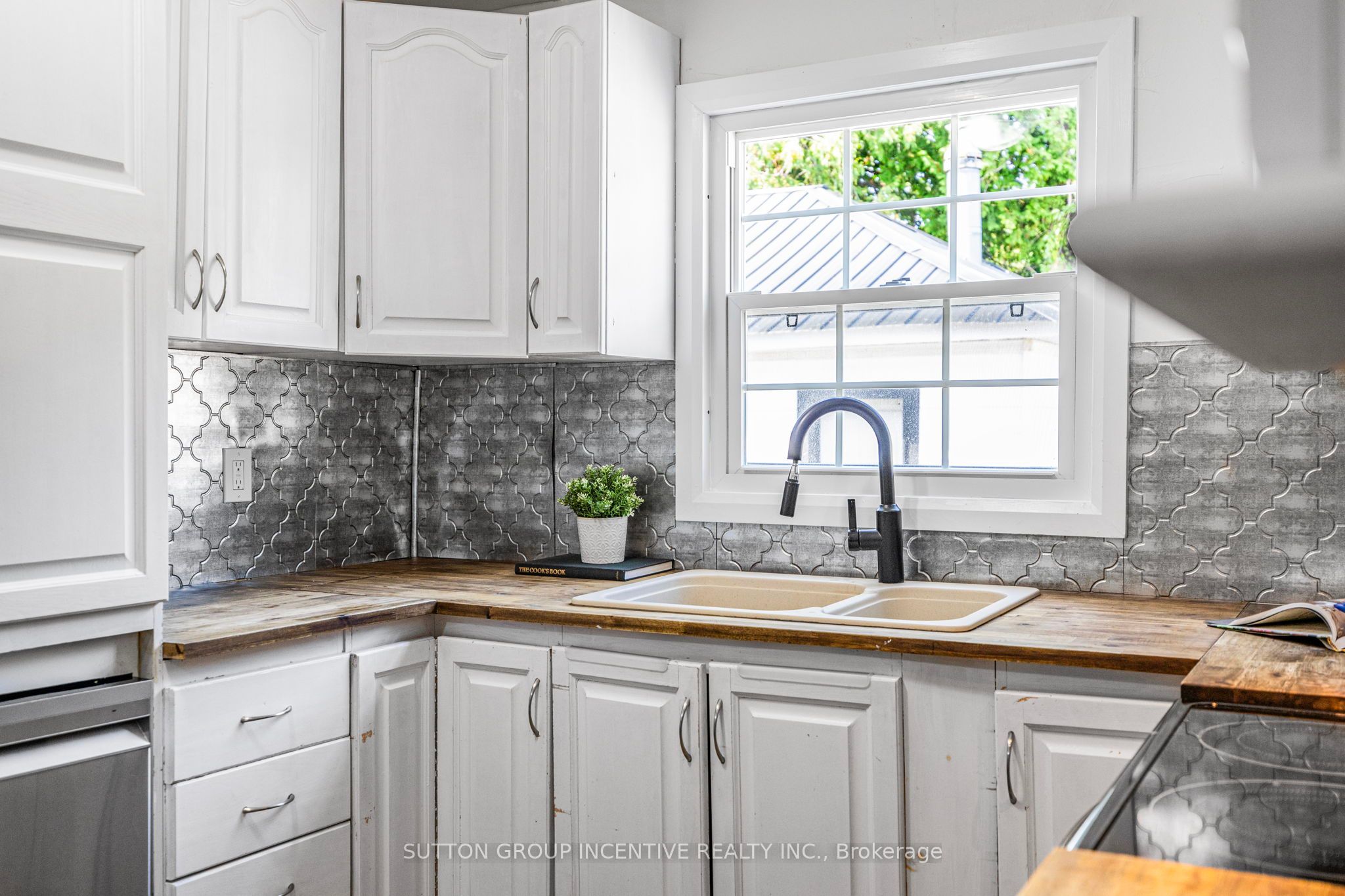 665 4 Line S Property Photo 21