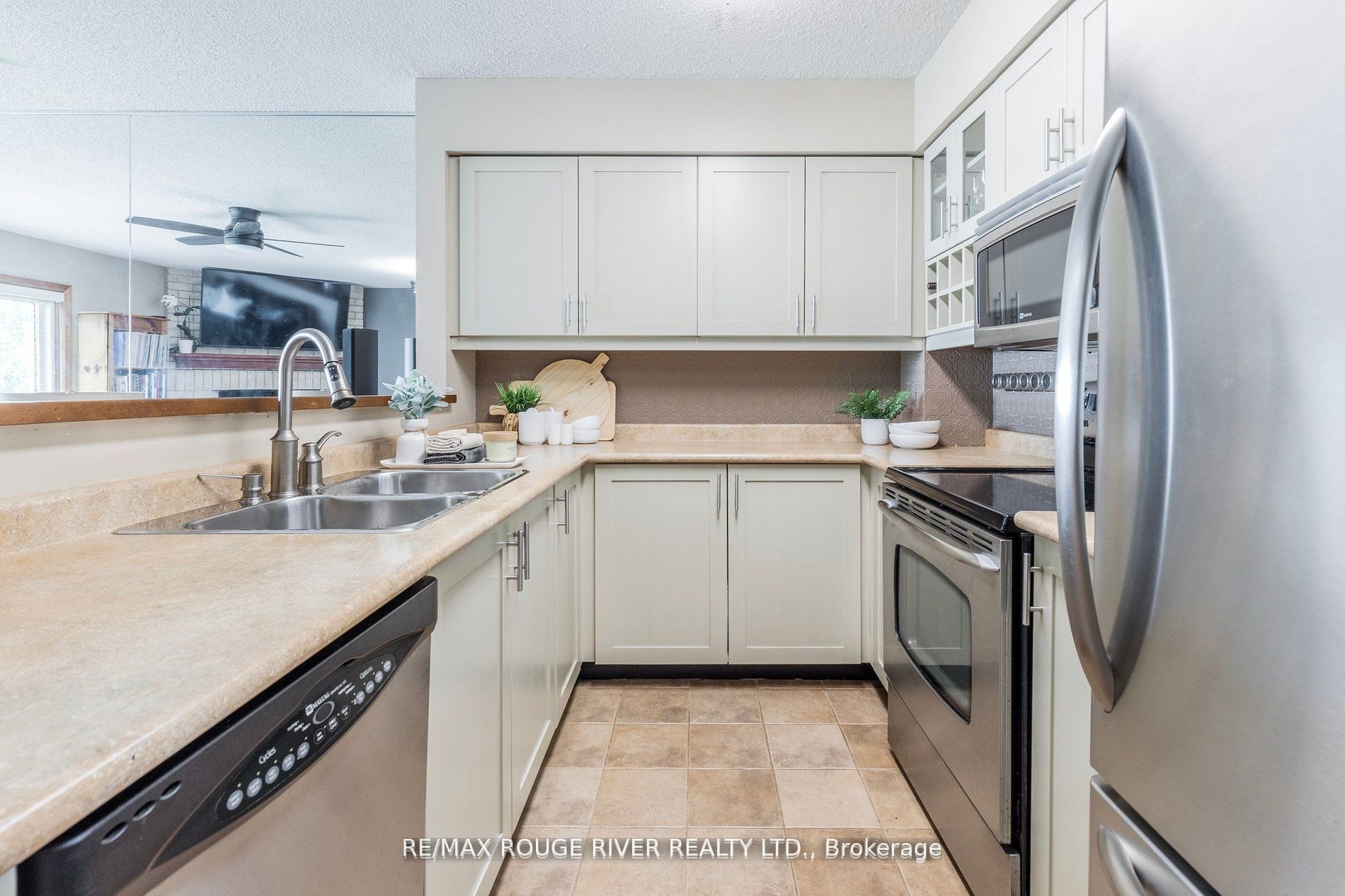 #121 - 8 Ramblings Way Property Photo 3