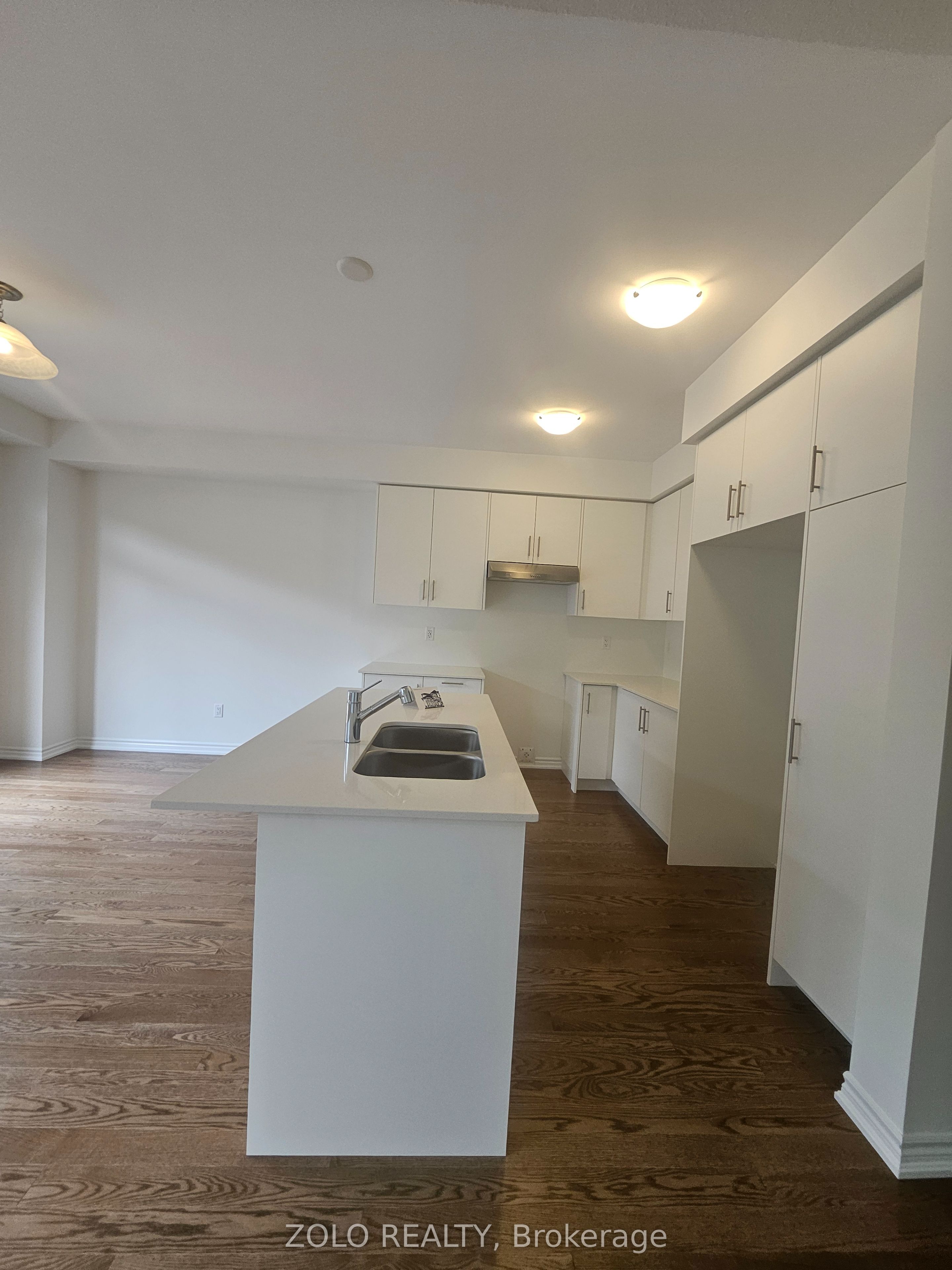 #main - 100 West Oak Trail Property Photo 4