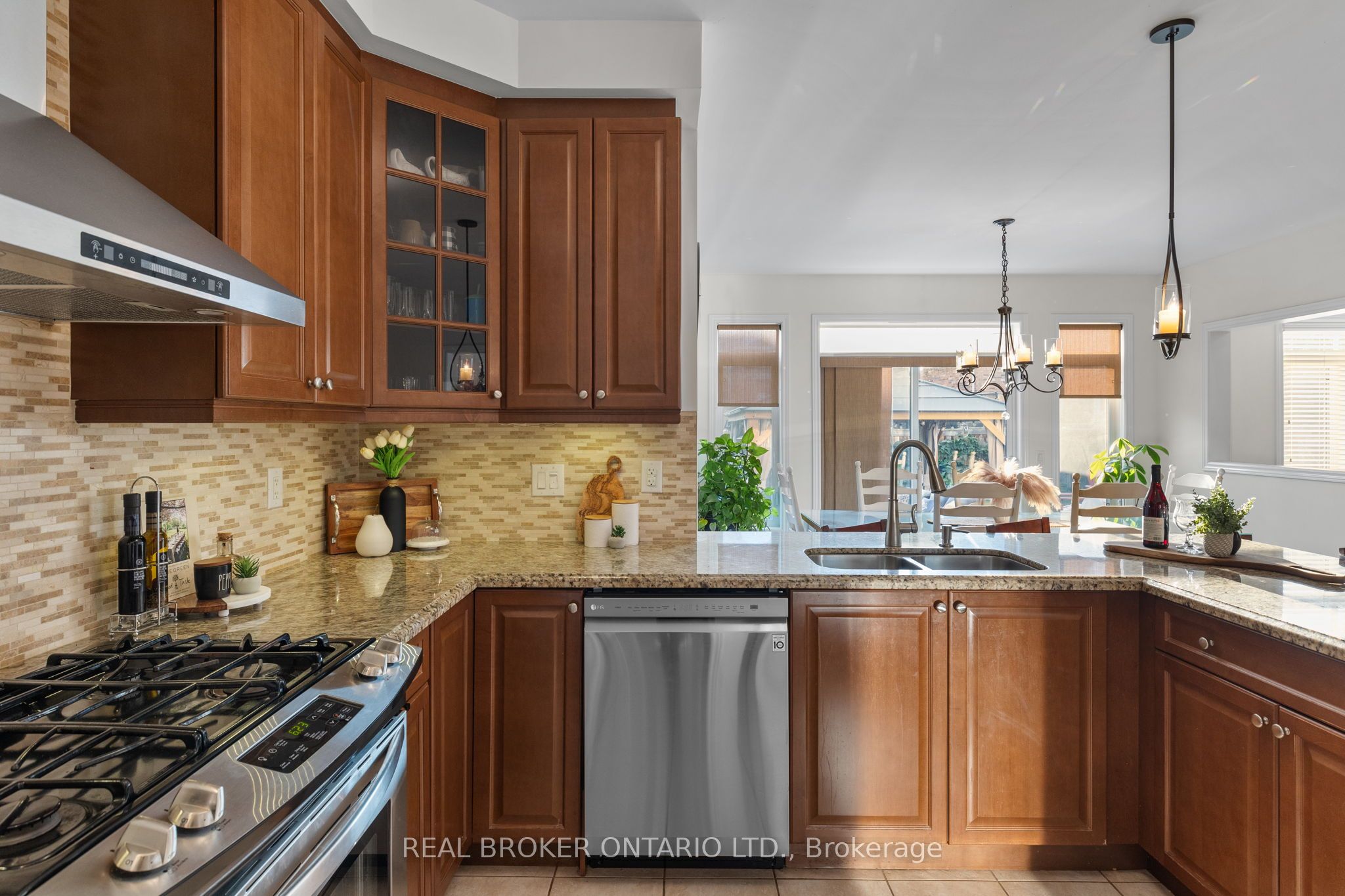 33 Royal Park Boulevard Property Photo 10