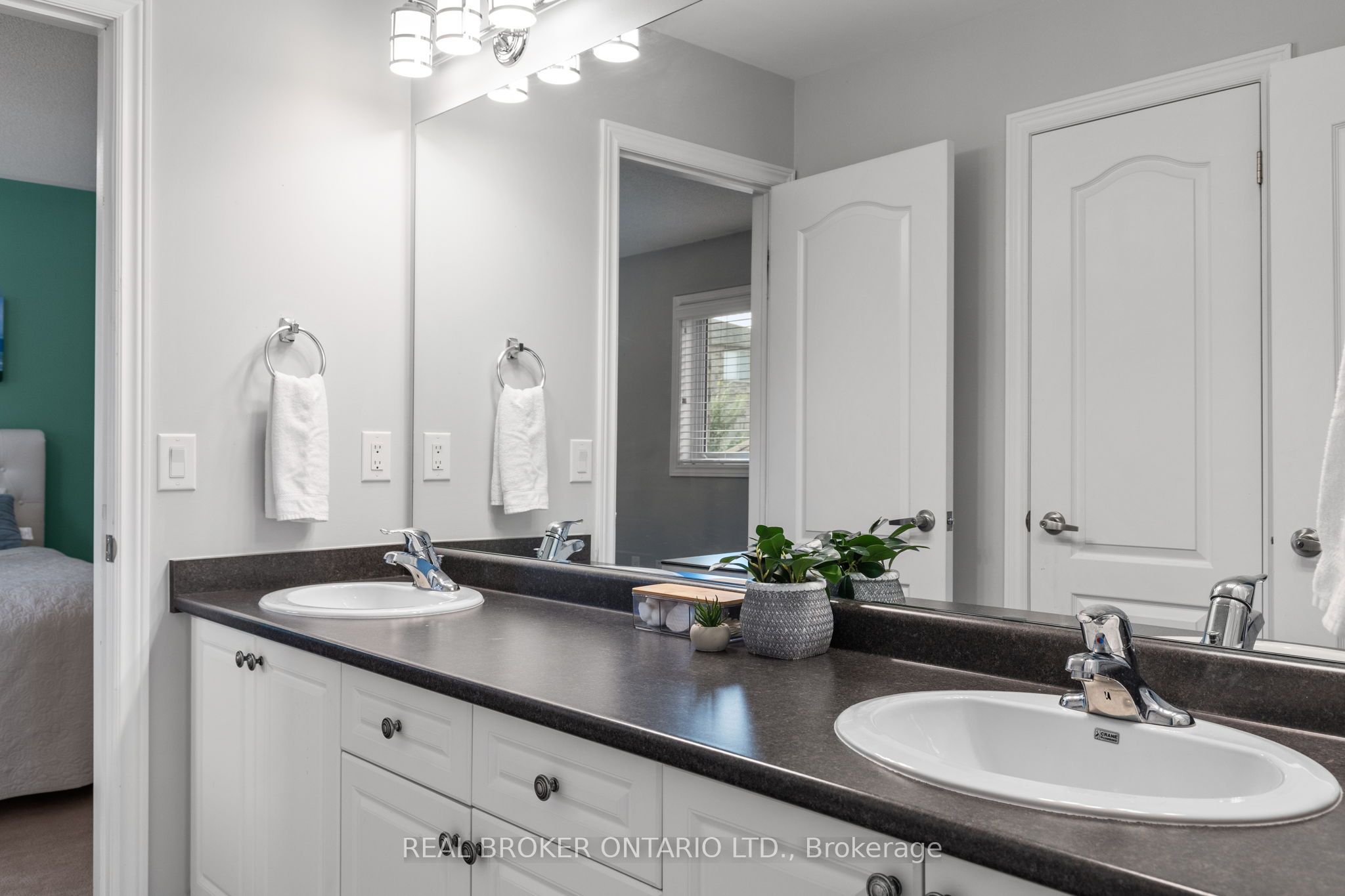 33 Royal Park Boulevard Property Photo 35