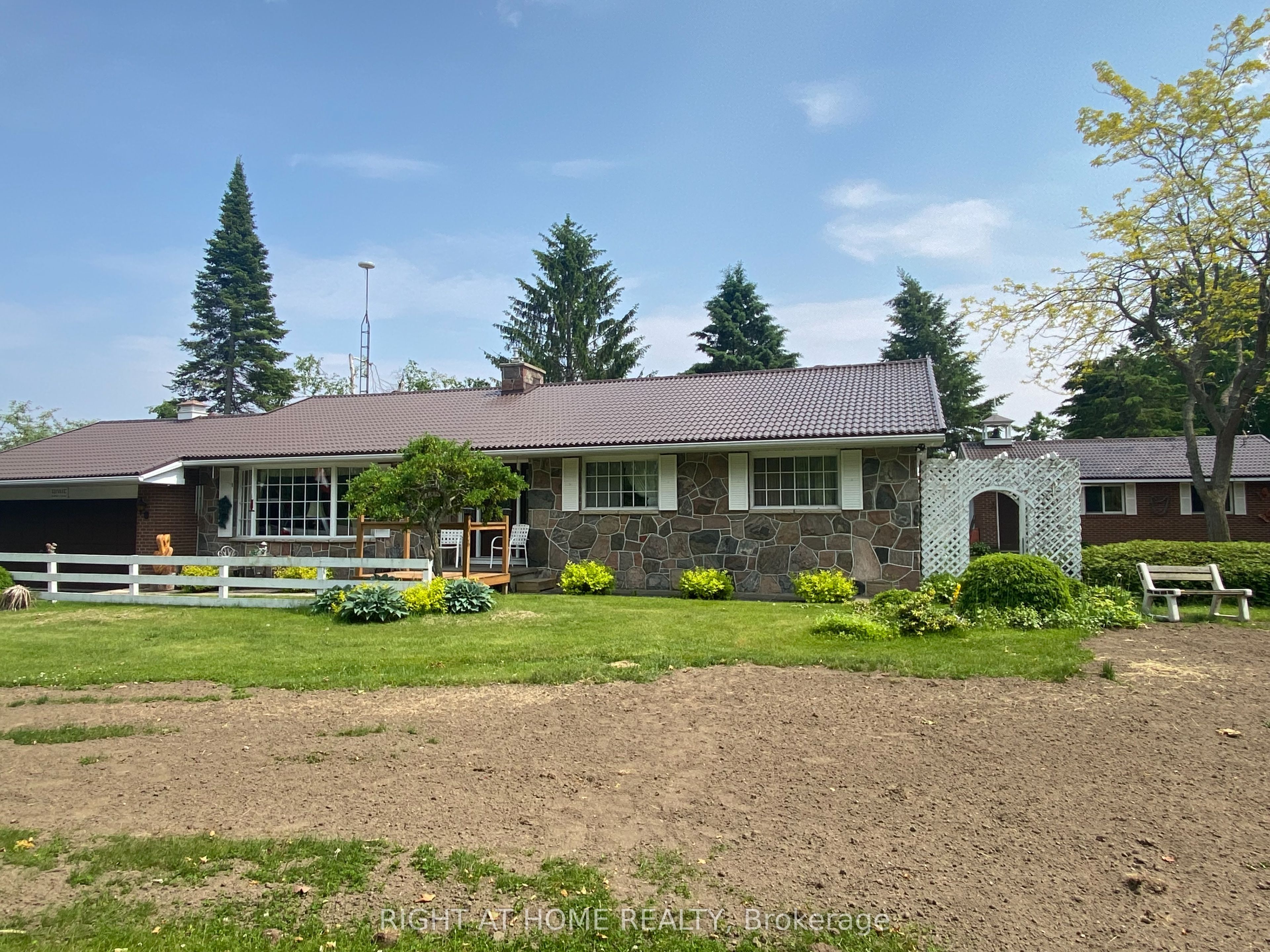 978 15/16 Sideroad Property Photo 3