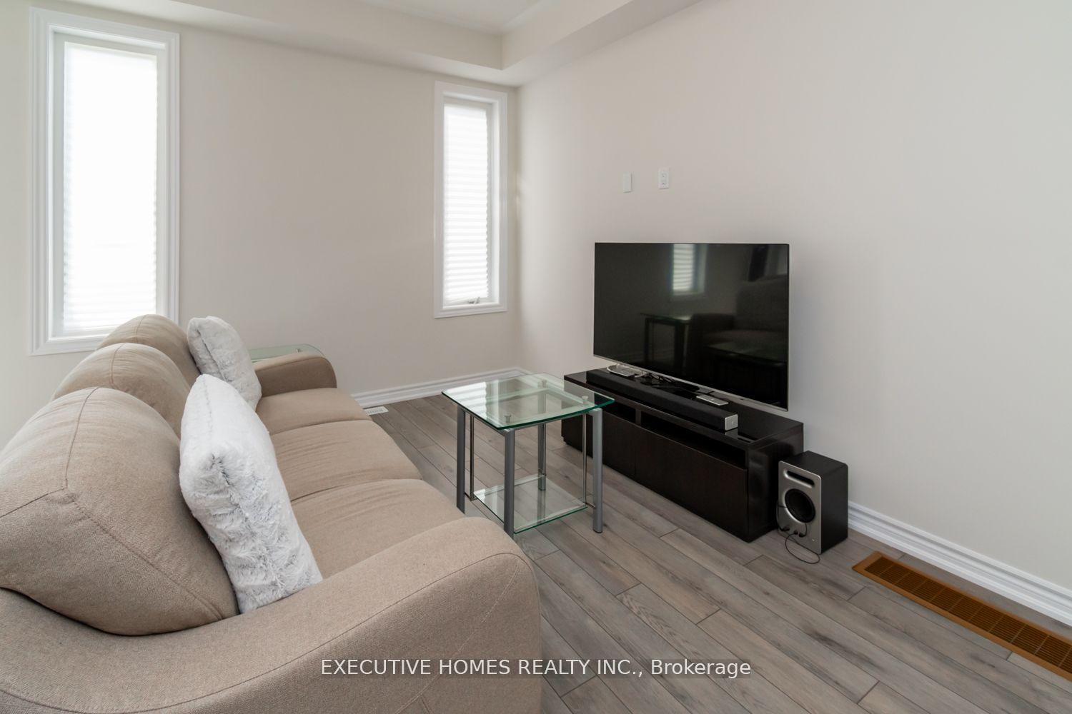 15 Rochester Drive Property Photo 7