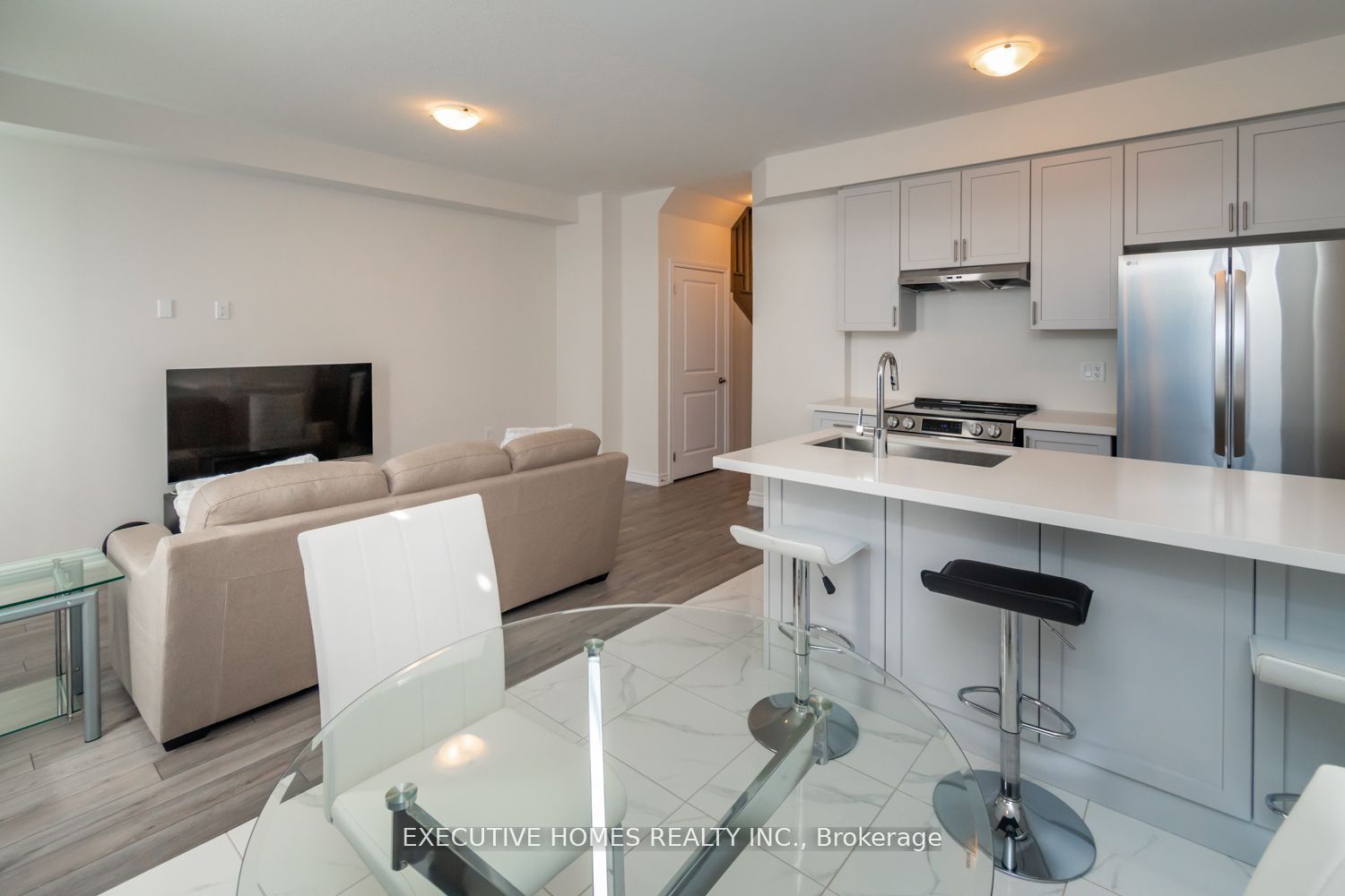 15 Rochester Drive Property Photo 8