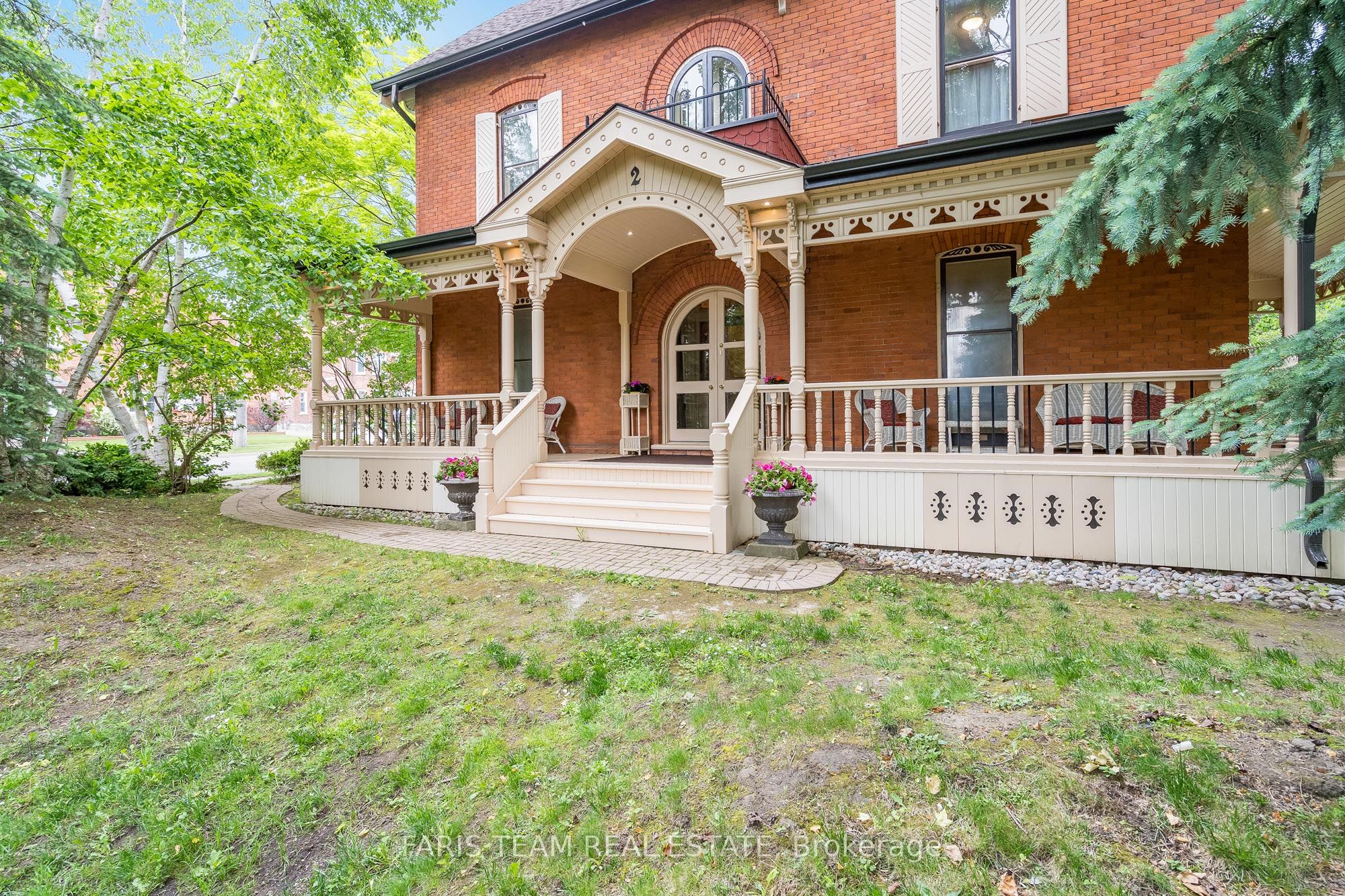 136 West Street N Property Photo 4