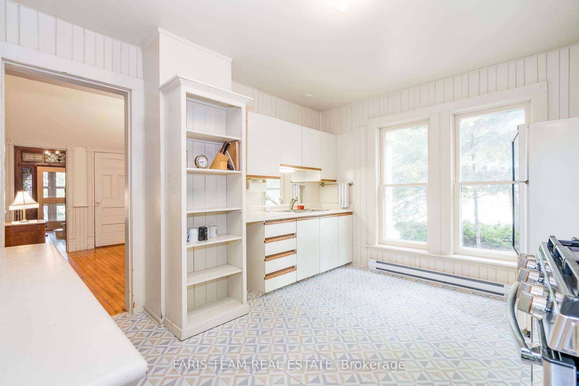 136 West Street N Property Photo 6