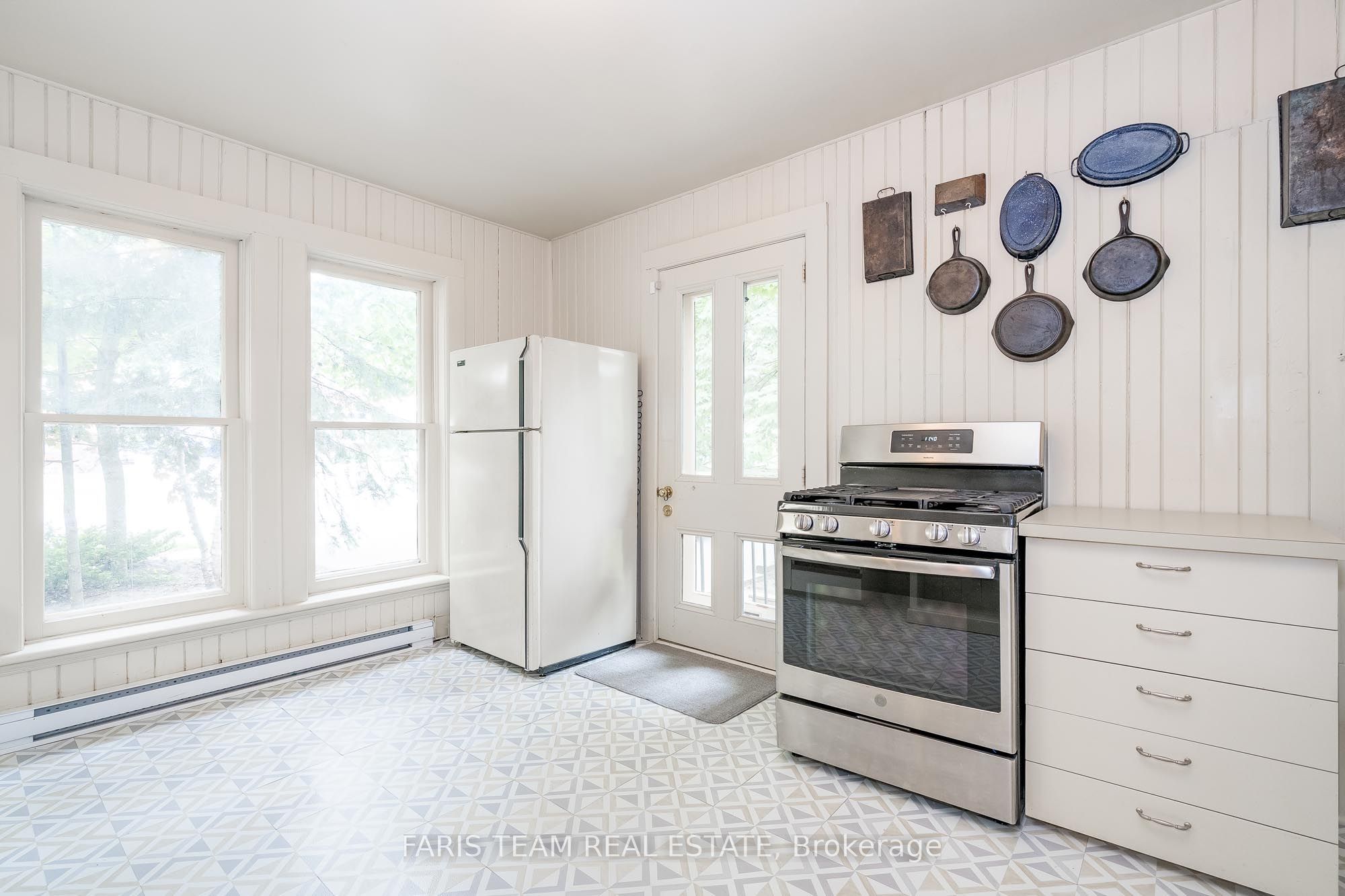 136 West Street N Property Photo 8