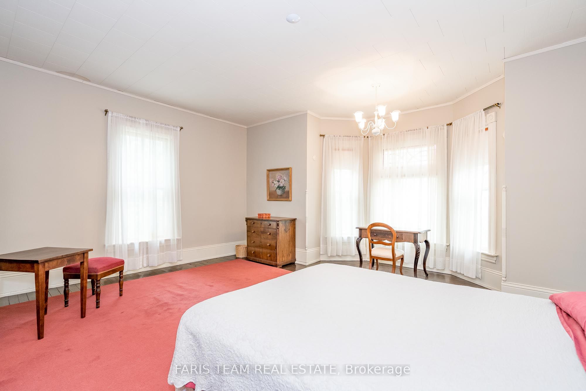 136 West Street N Property Photo 23