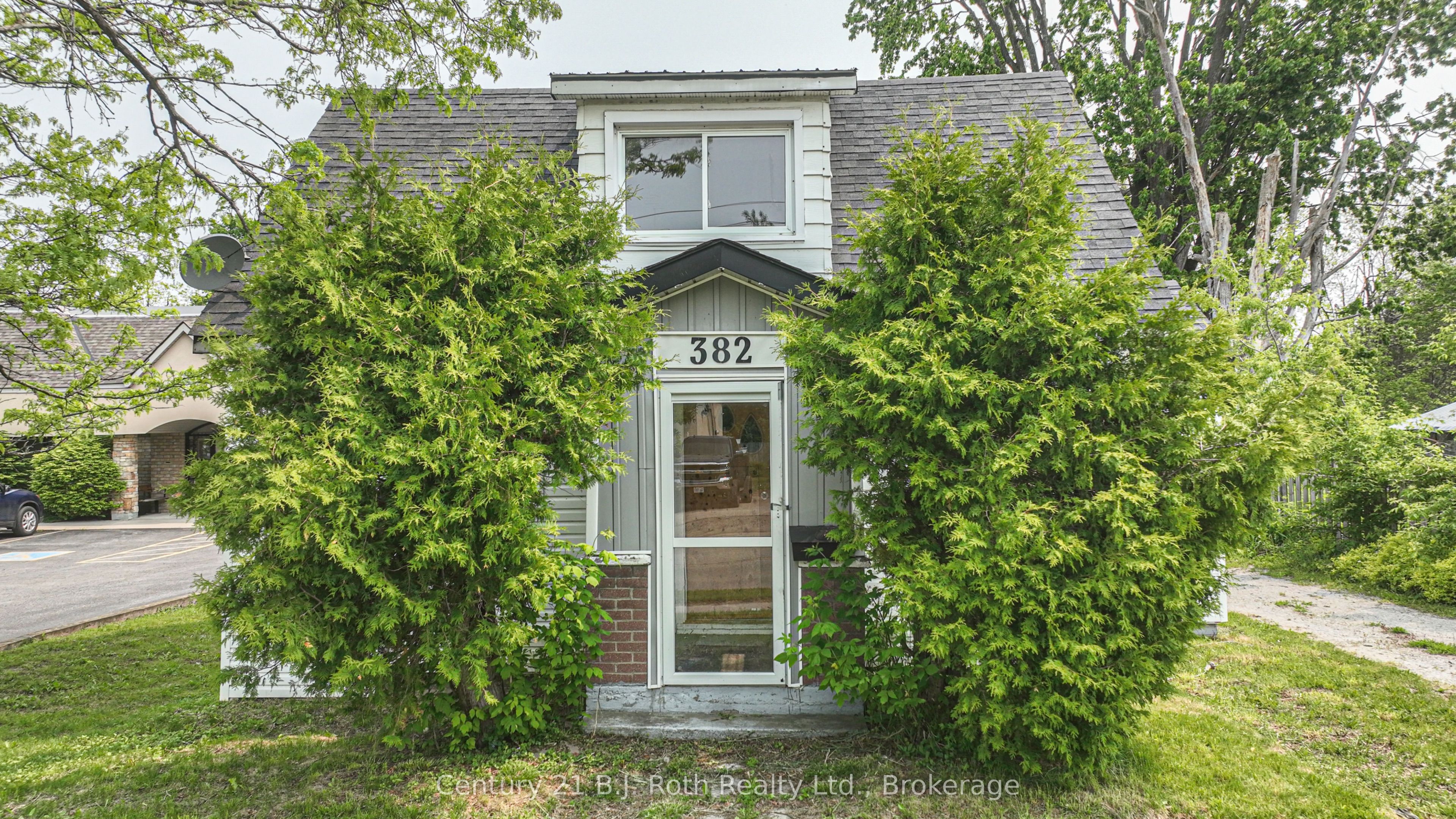 382 West Street N Property Photo 1